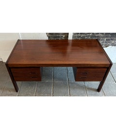 Superbe bureau flottant danois moderne en bois de rose du milieu du siècle dernier, par Dyrlund