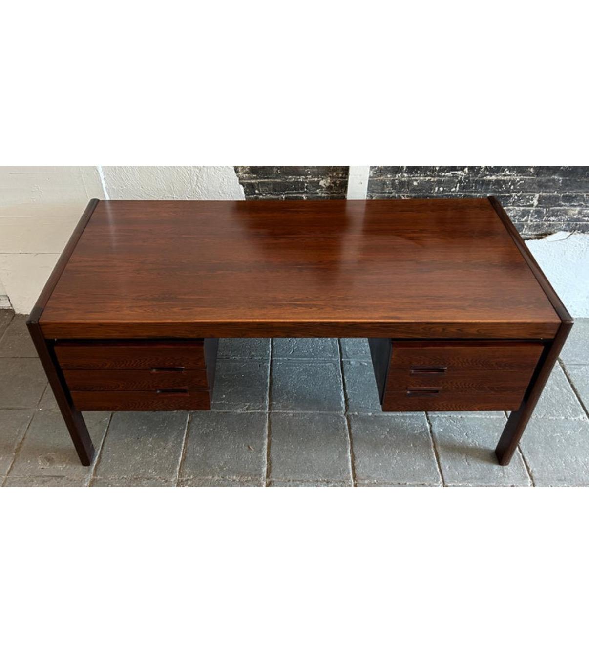 Hervorragender Mid Century Danish Modern Rosewood Schwebetisch von Dyrlund. Schreibtisch aus dunklem Palisanderholz mit 3 Schubladen auf der linken Seite und 1 großen Schublade auf der rechten Seite für Akten usw. Die Vorderseite des Schreibtisches