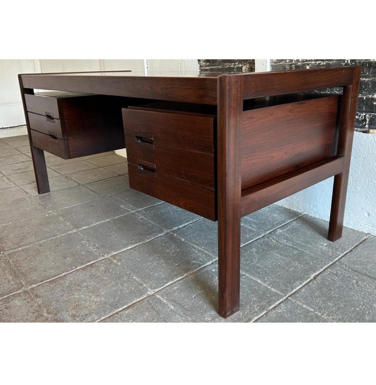 Mid-Century Modern Superb Mid Century Danish Modern Rosewood Floating Desk by Dyrlund For Sale