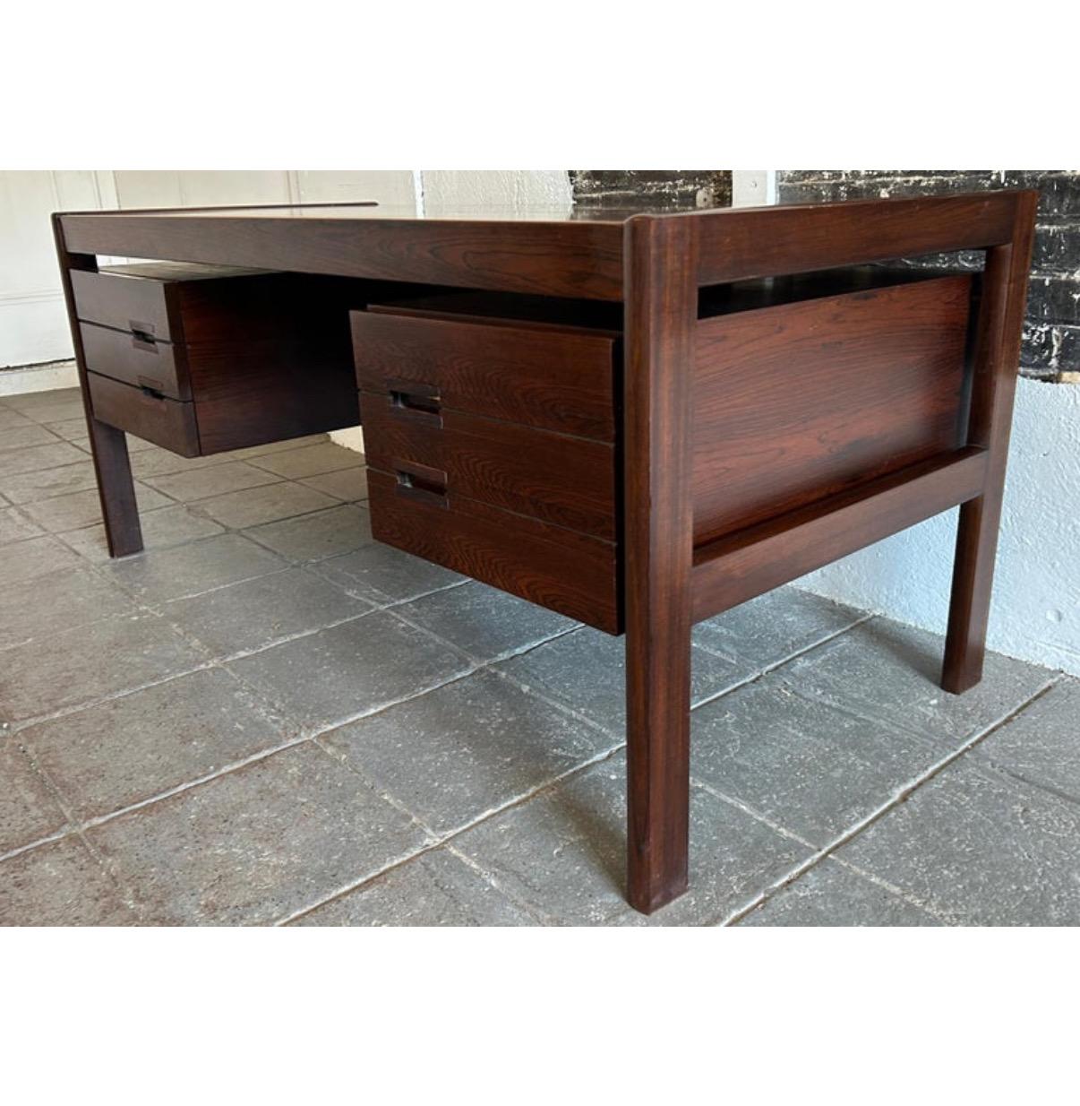 Prächtiger Mid Century Danish Modern Rosewood Schwebetisch von Dyrlund (Moderne der Mitte des Jahrhunderts)
