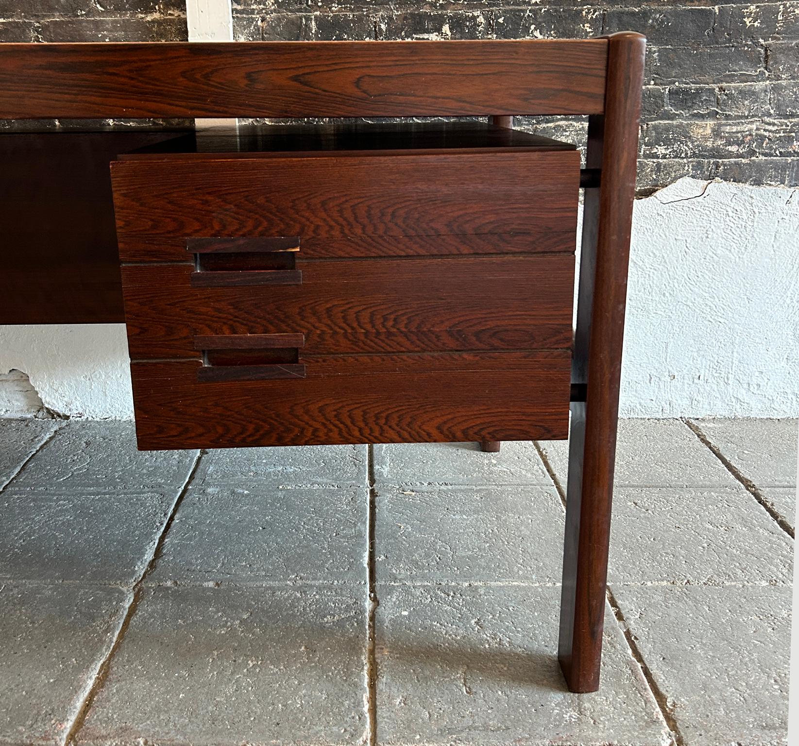 Woodwork Superb Mid Century Danish Modern Rosewood Floating Desk by Dyrlund For Sale