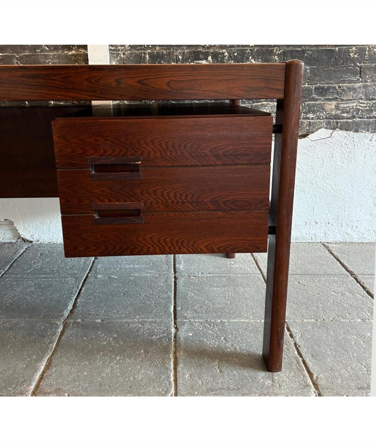Prächtiger Mid Century Danish Modern Rosewood Schwebetisch von Dyrlund (Dänisch)