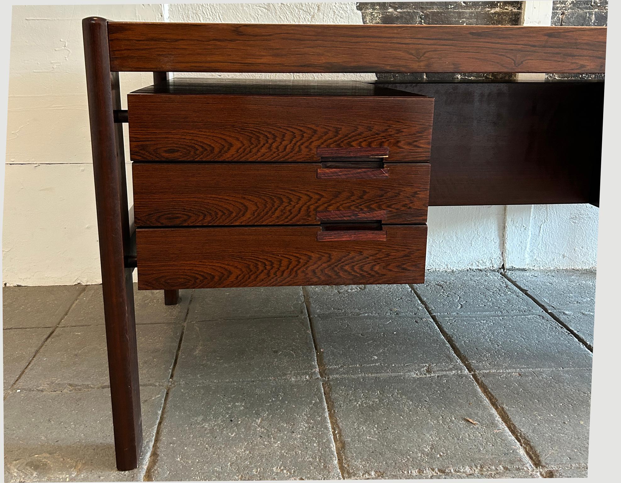 Superb Mid Century Danish Modern Rosewood Floating Desk by Dyrlund In Good Condition For Sale In BROOKLYN, NY