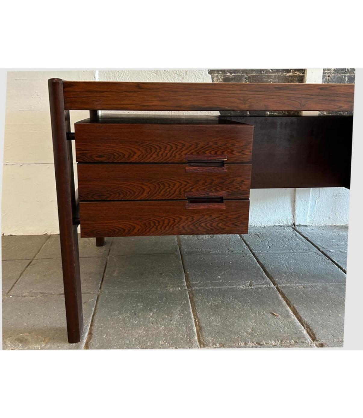 Prächtiger Mid Century Danish Modern Rosewood Schwebetisch von Dyrlund (Holzarbeit)