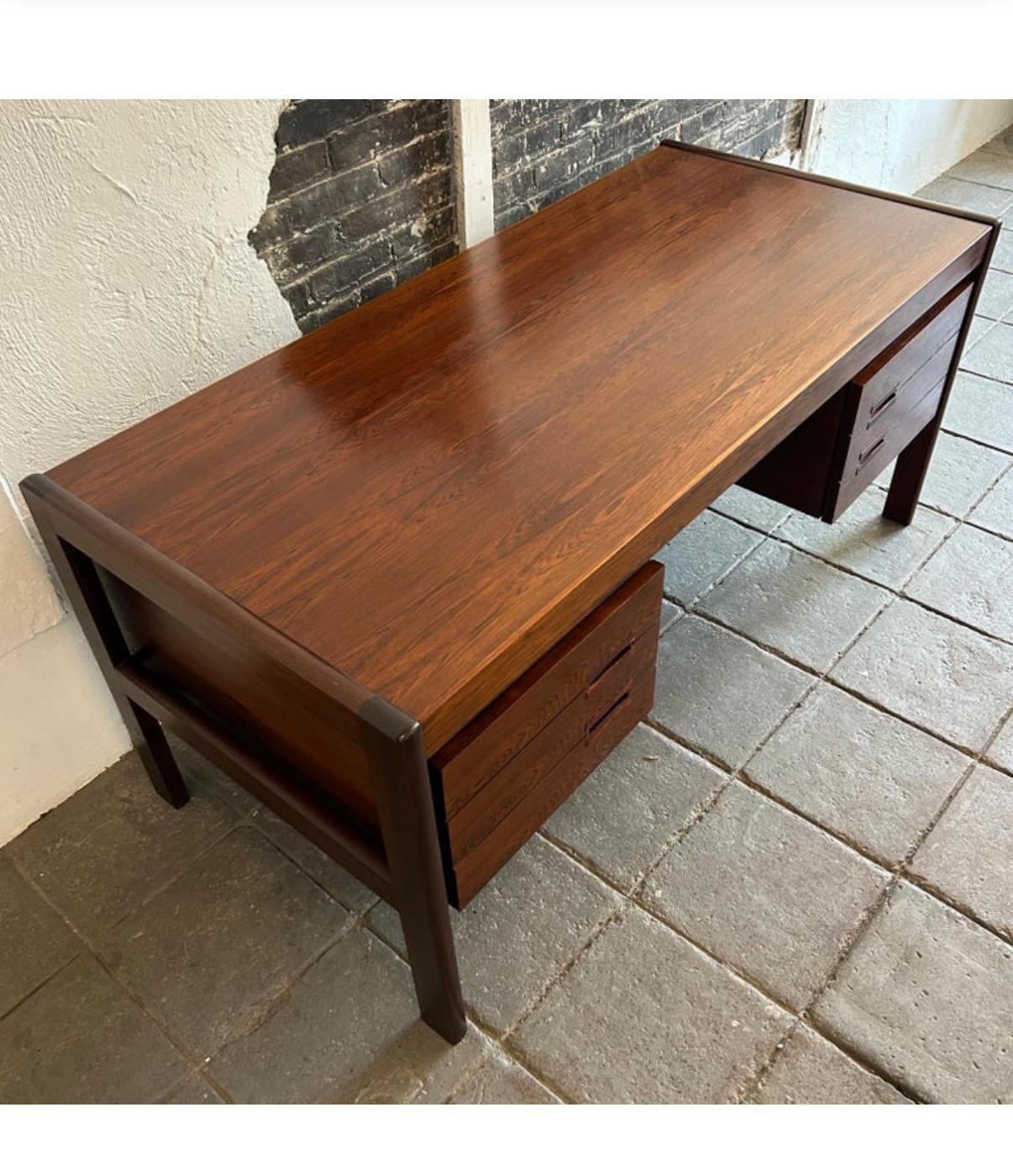 Mid-20th Century Superb Mid Century Danish Modern Rosewood Floating Desk by Dyrlund For Sale