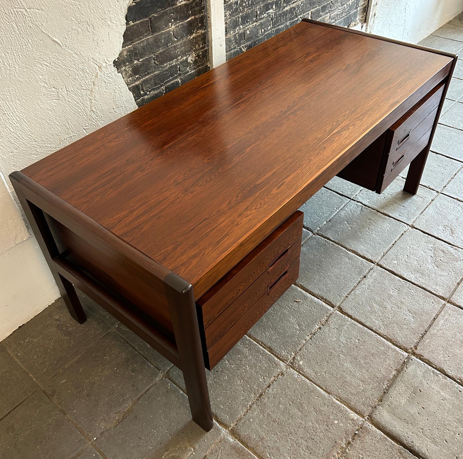 Mid-20th Century Superb Mid Century Danish Modern Rosewood Floating Desk by Dyrlund For Sale