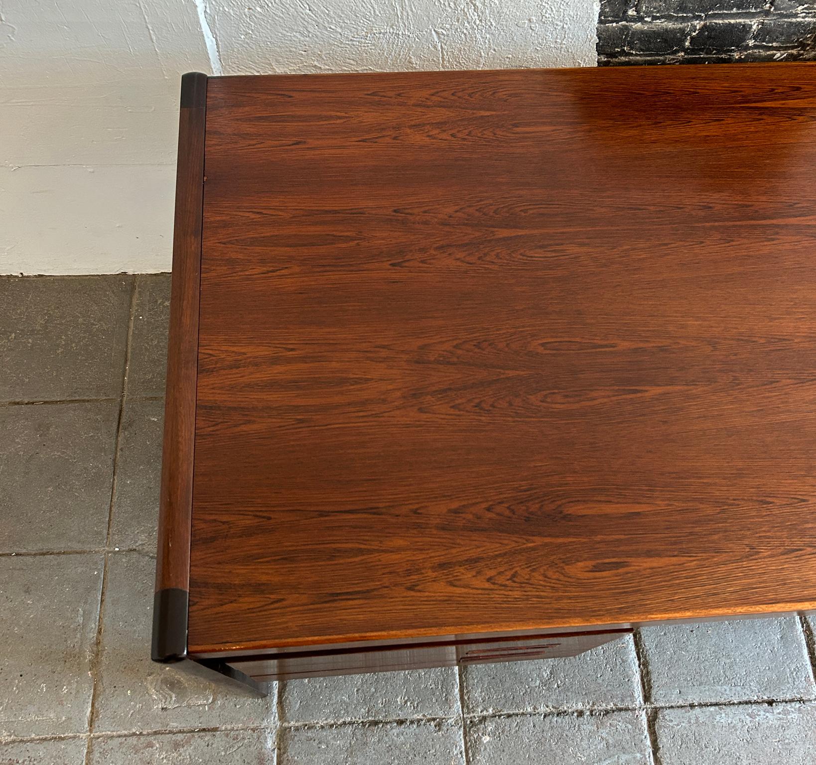 Superb Mid Century Danish Modern Rosewood Floating Desk by Dyrlund For Sale 1