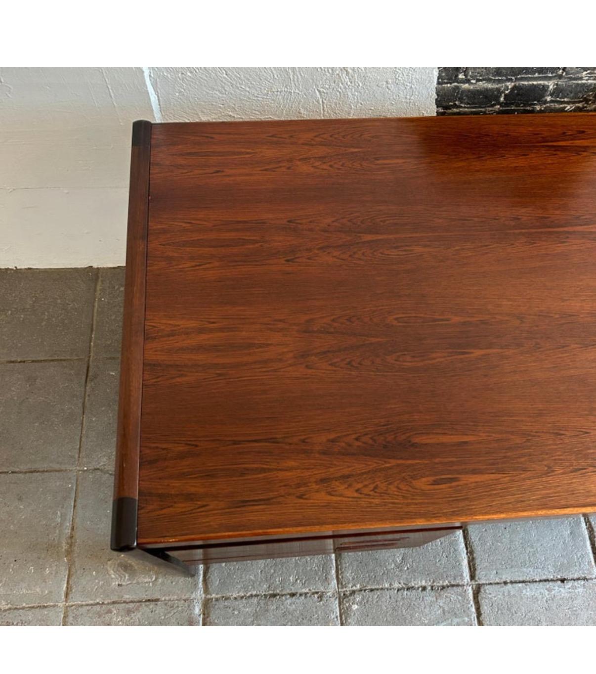 Prächtiger Mid Century Danish Modern Rosewood Schwebetisch von Dyrlund (Mitte des 20. Jahrhunderts)