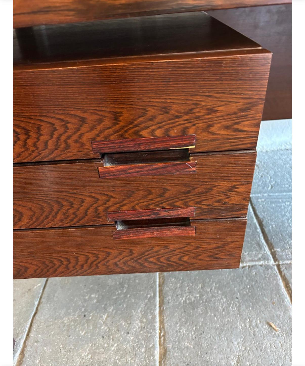 Prächtiger Mid Century Danish Modern Rosewood Schwebetisch von Dyrlund (Rosenholz)