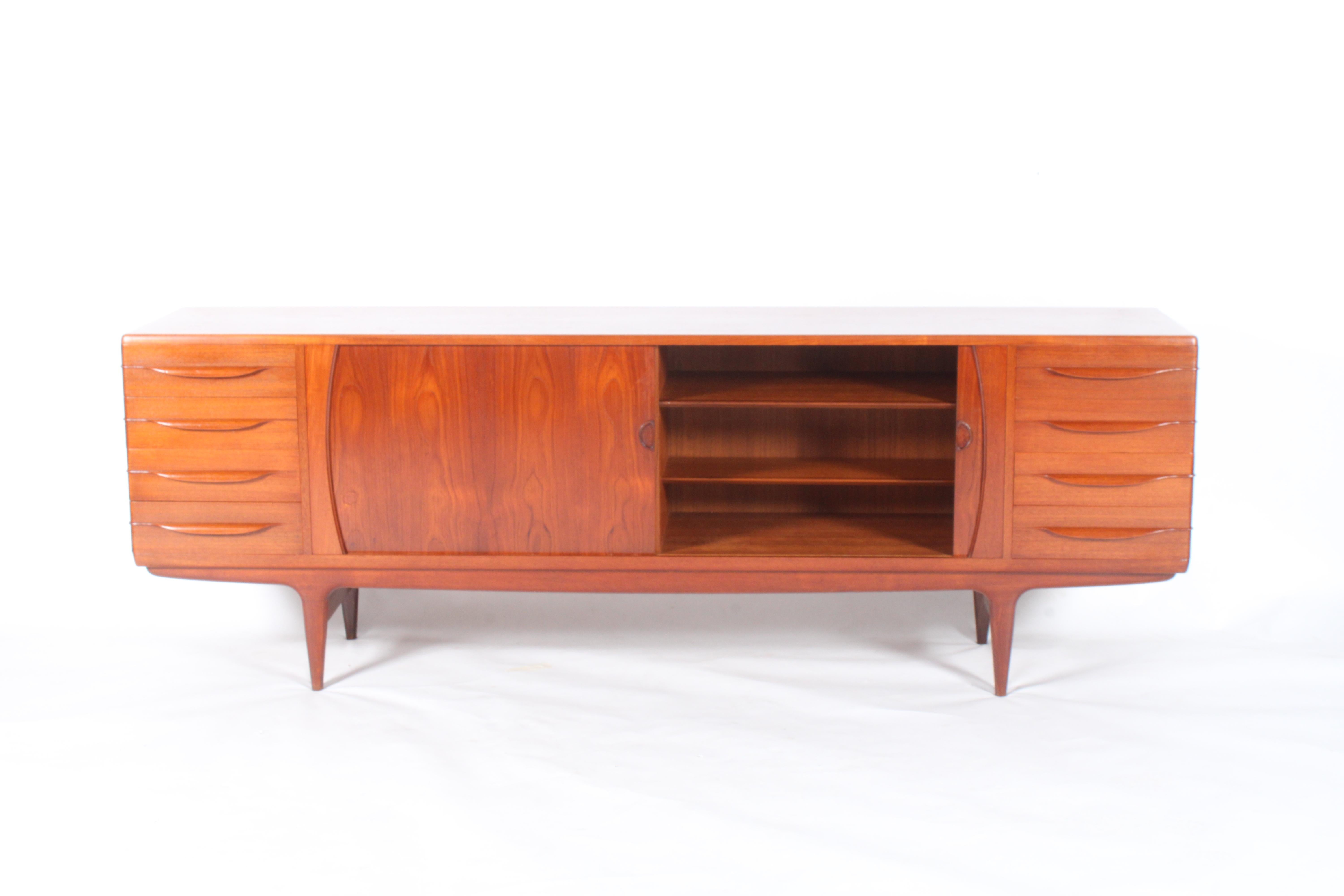 Teak Superba credenza danese del metà secolo di Johannes Anderson in vendita