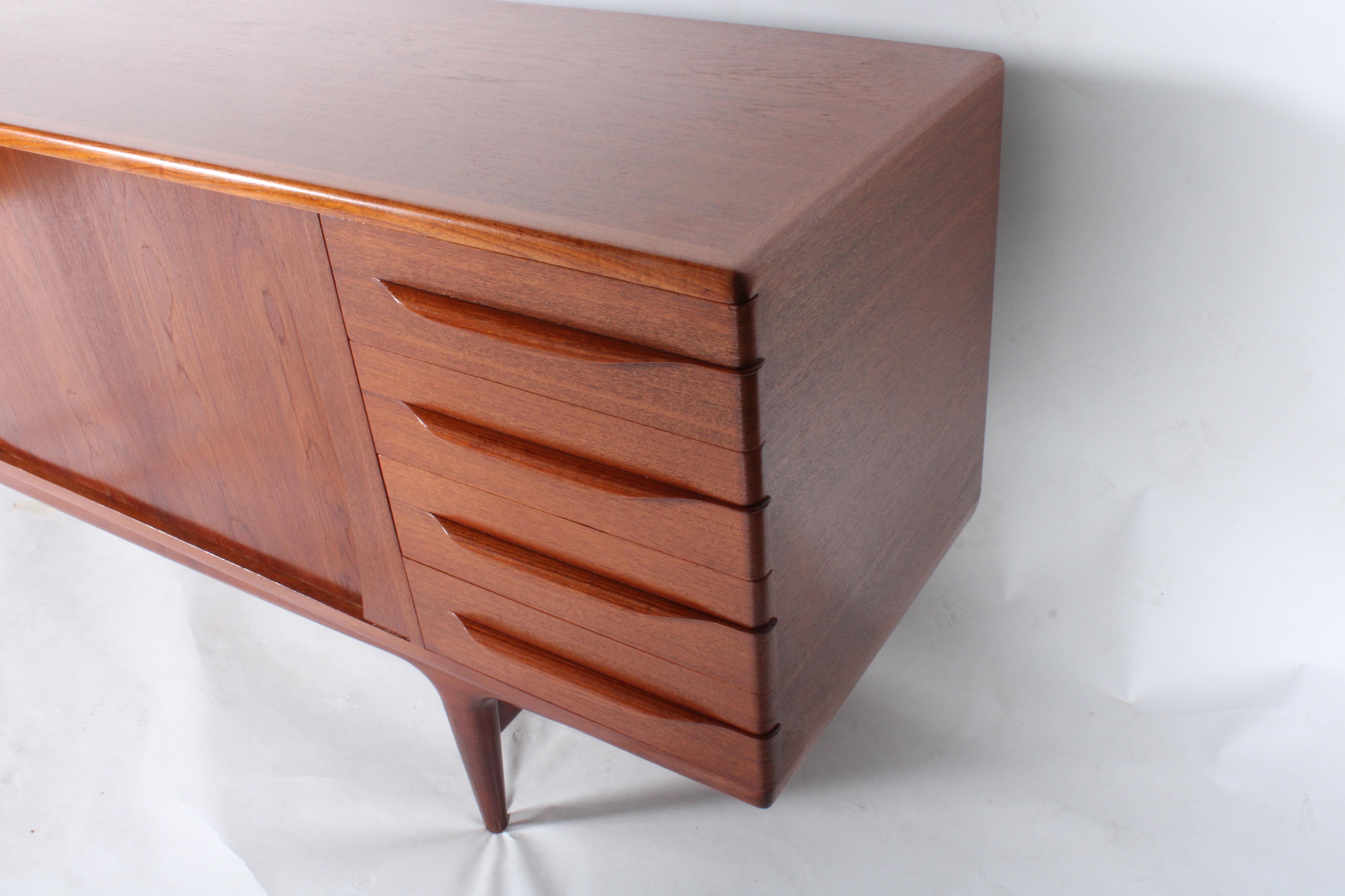 Superba credenza danese del metà secolo di Johannes Anderson in vendita 1