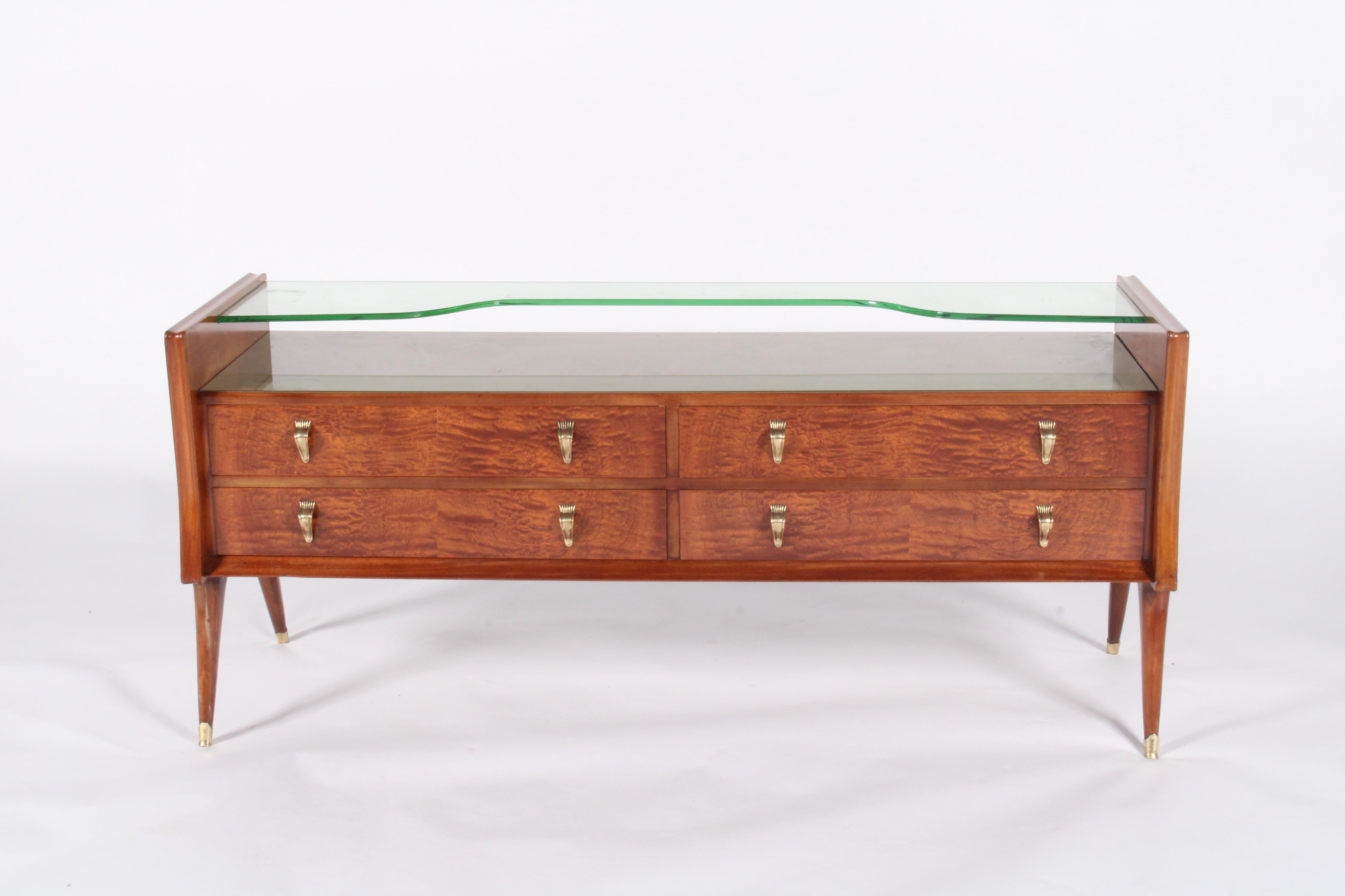 Ce buffet italien du milieu du siècle, datant des années 1950, est un exemple frappant de l'artisanat italien. Provenant d'une collection privée de Milan, nous l'avons fait restaurer par des professionnels. Il met en valeur l'élégance et le