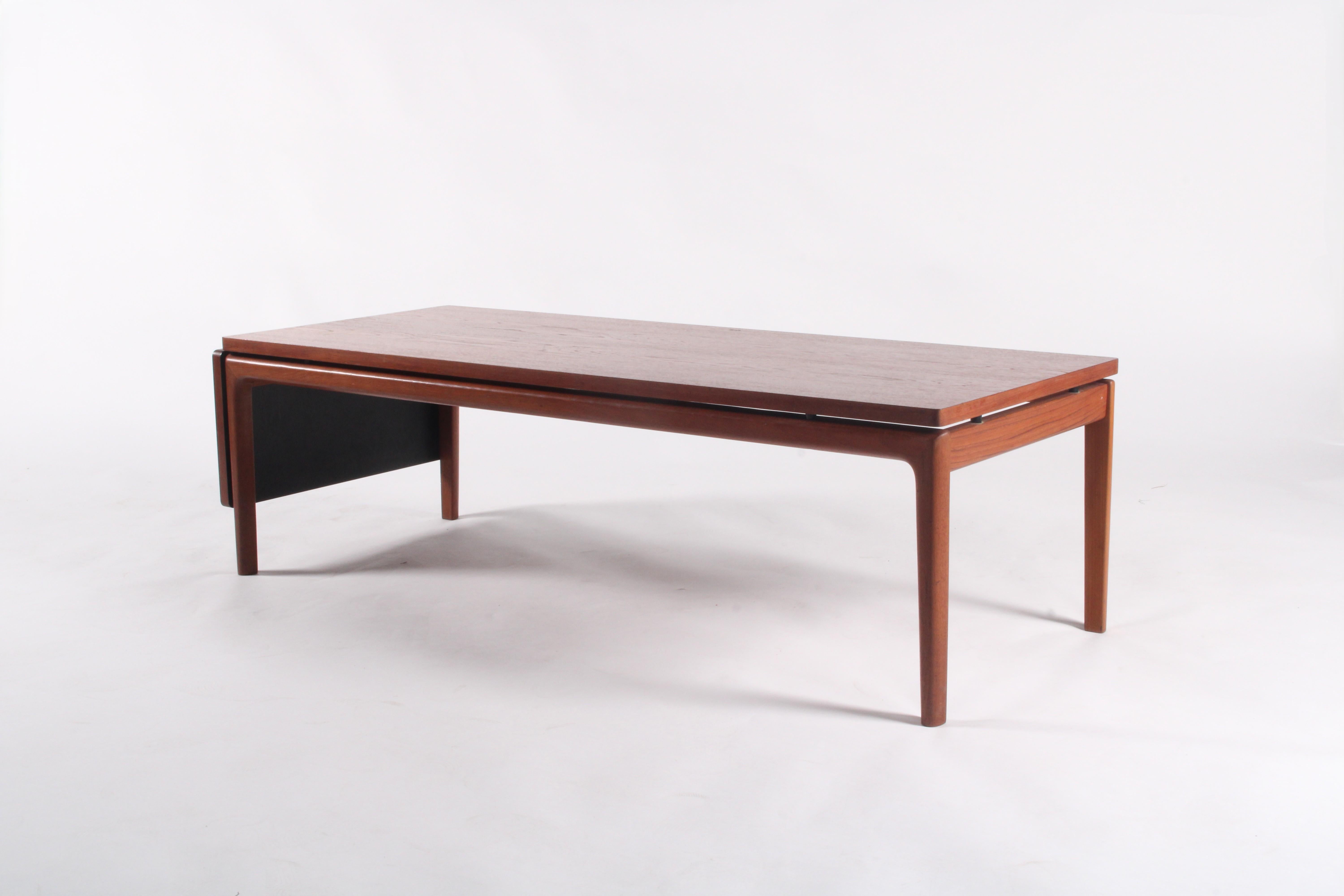 This elegant mid-century modern extending coffee table was crafted circa 1960 by the esteemed Danish manufacturer France & Daverkosen. Beautifully constructed in rich, warm teak, the piece exemplifies the refined minimalism and superb craftsmanship