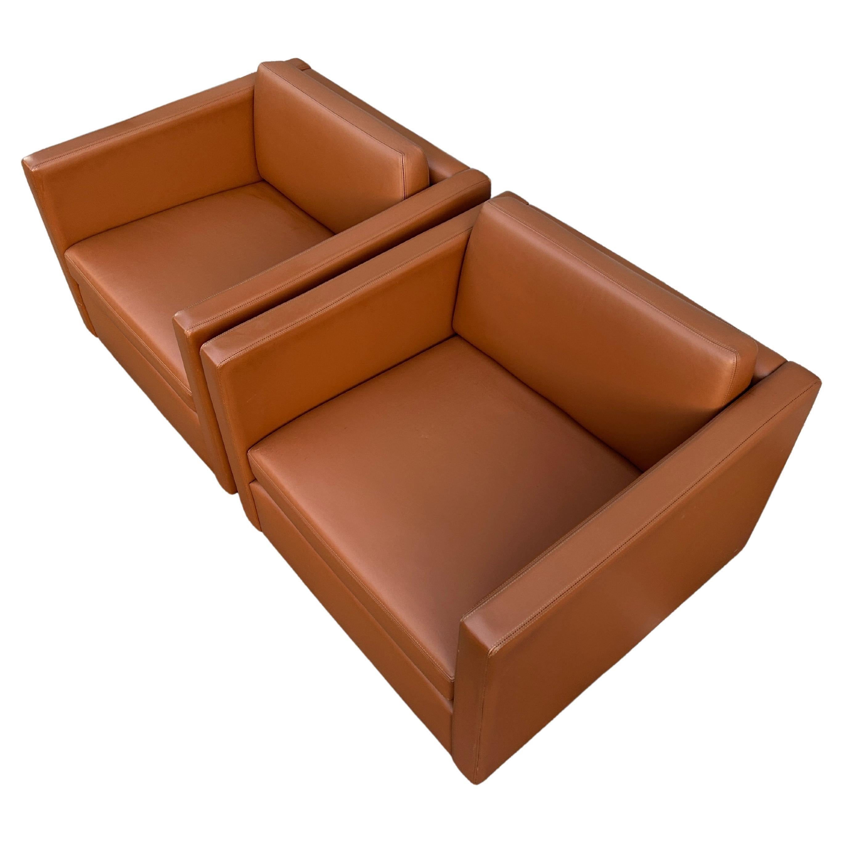 Paire de fauteuils club cubiques Knoll d'origine Vintage Mid-Century Modern. Une forme cubiste simple aux lignes épurées, posée sur une base apparemment flottante, caractéristique de l'esthétique du design de Knoll. Les pièces de Charles Pfister