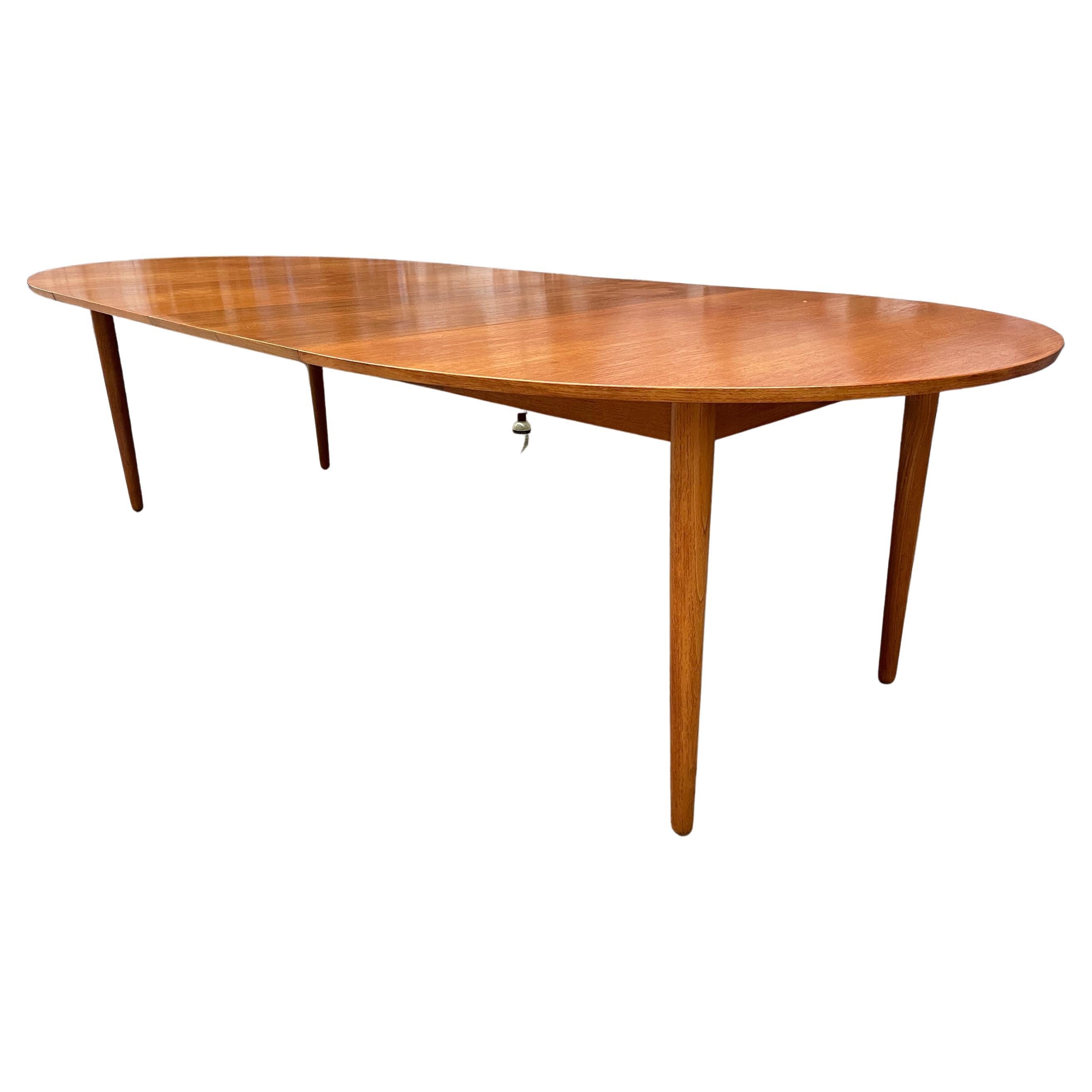 Superb Mid Century Oval Teak Danish Modern Extension Dining Table 2 Leaves In Good Condition In BROOKLYN, NY