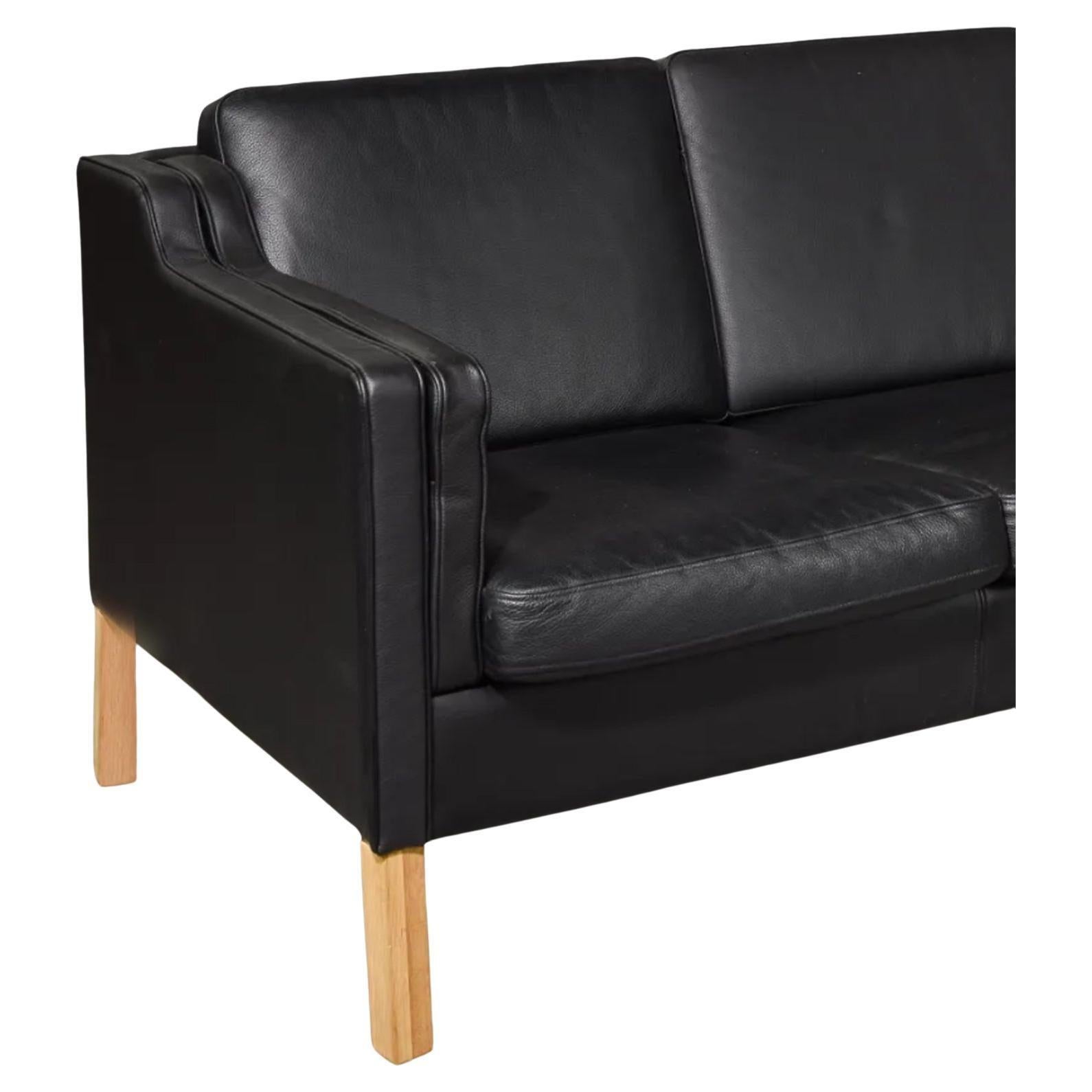 Mid-Century moderno Superbo divano moderno danese del Medioevo Bellissimo divano a 3 posti in pelle nera con gambe in betulla in vendita