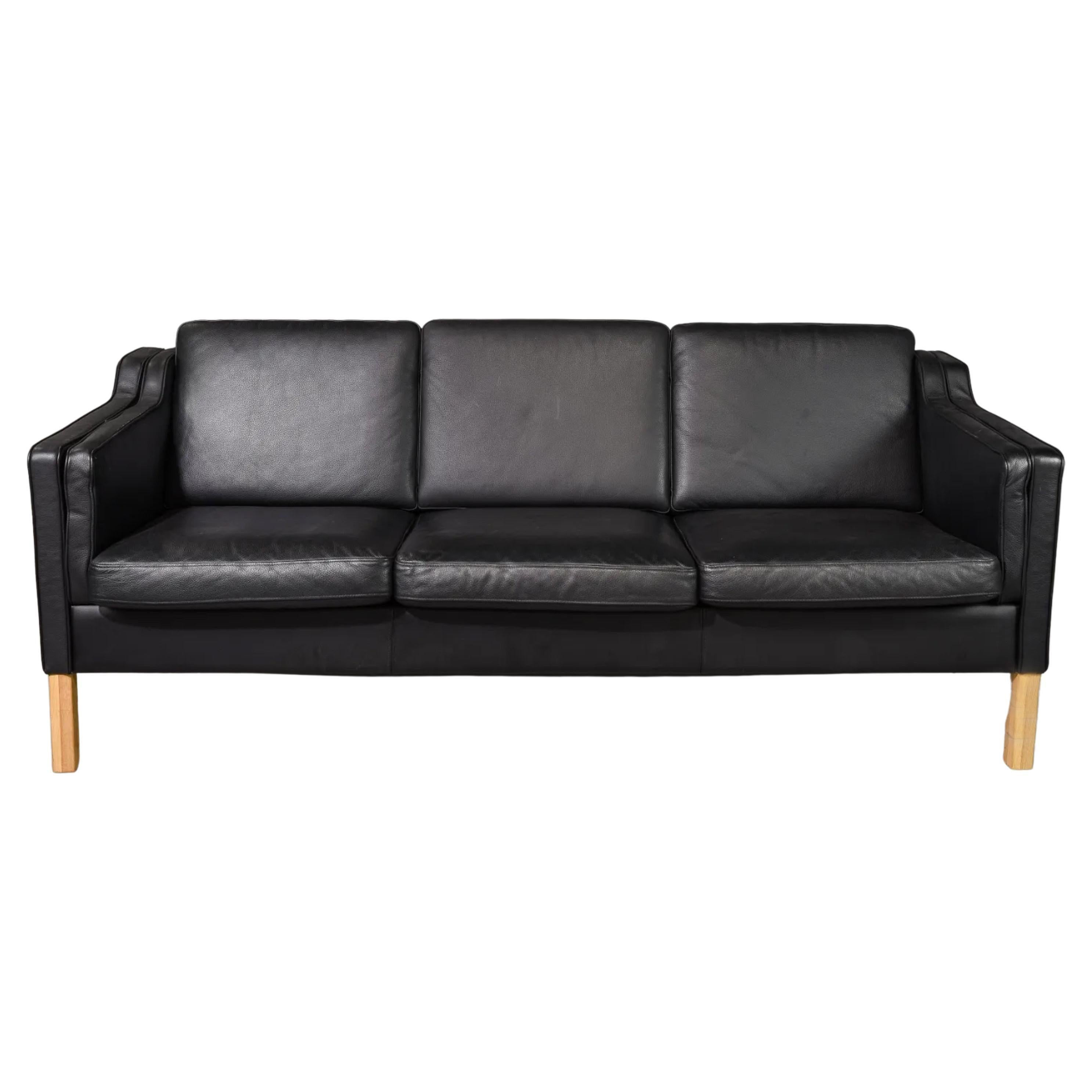 Danese Superbo divano moderno danese del Medioevo Bellissimo divano a 3 posti in pelle nera con gambe in betulla in vendita