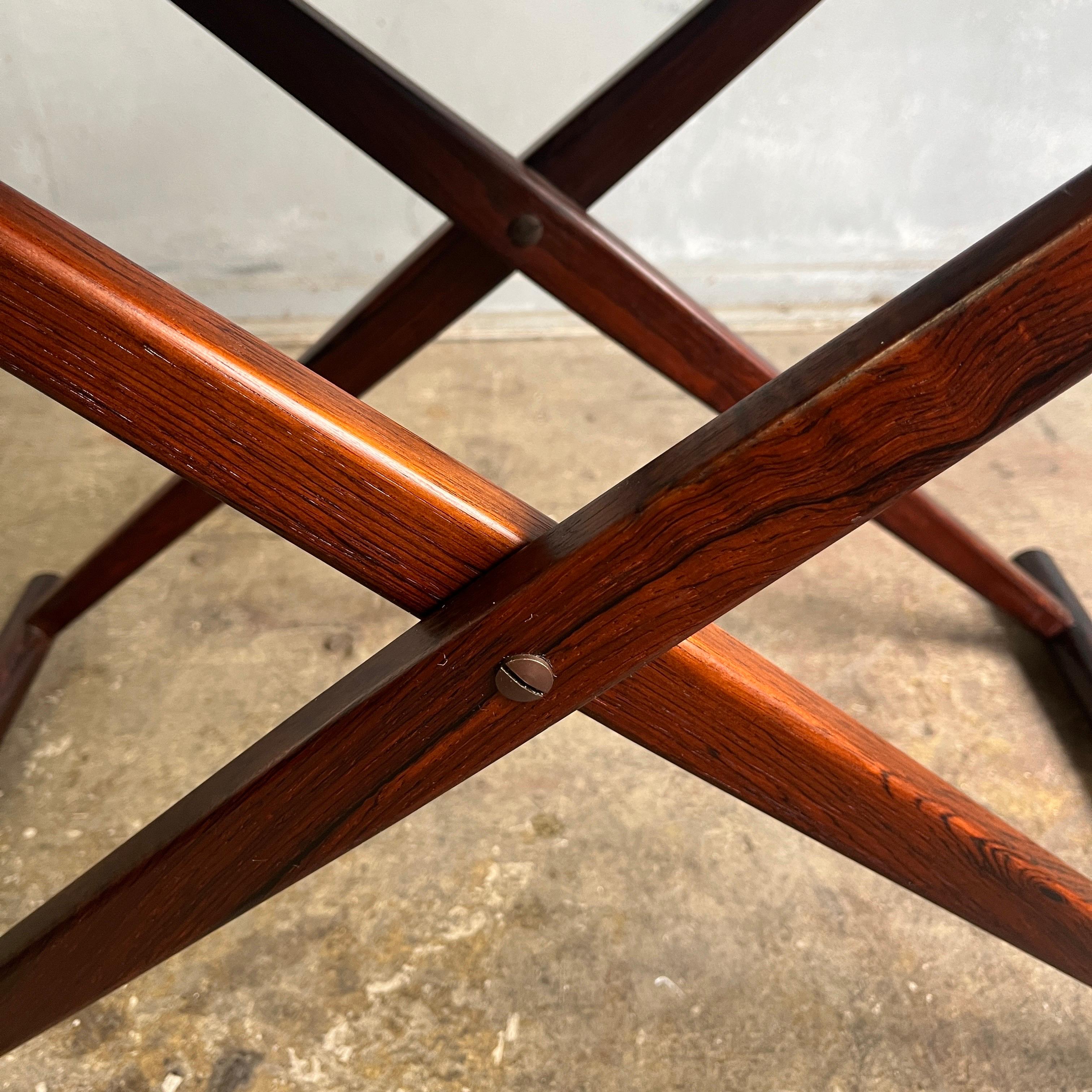 Superbe table pliante en bois de rose du milieu du siècle dernier Bon état - En vente à BROOKLYN, NY