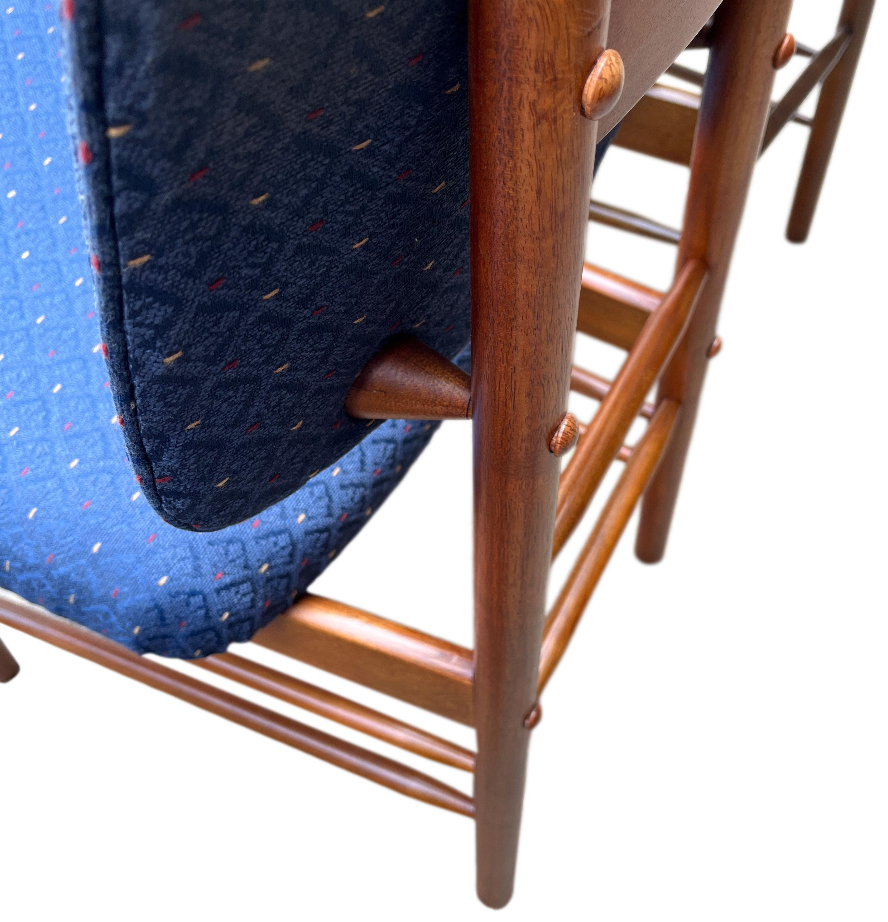 Spektakulärer Satz von vier Esszimmerstühlen von Greta Magnusson Grossman. Für diesen Stuhl wurde sie vom Museum of Modern Art, New York, mit dem Good Design Award ausgezeichnet, und wir können verstehen, warum. Äußerst bequem, robust und schön