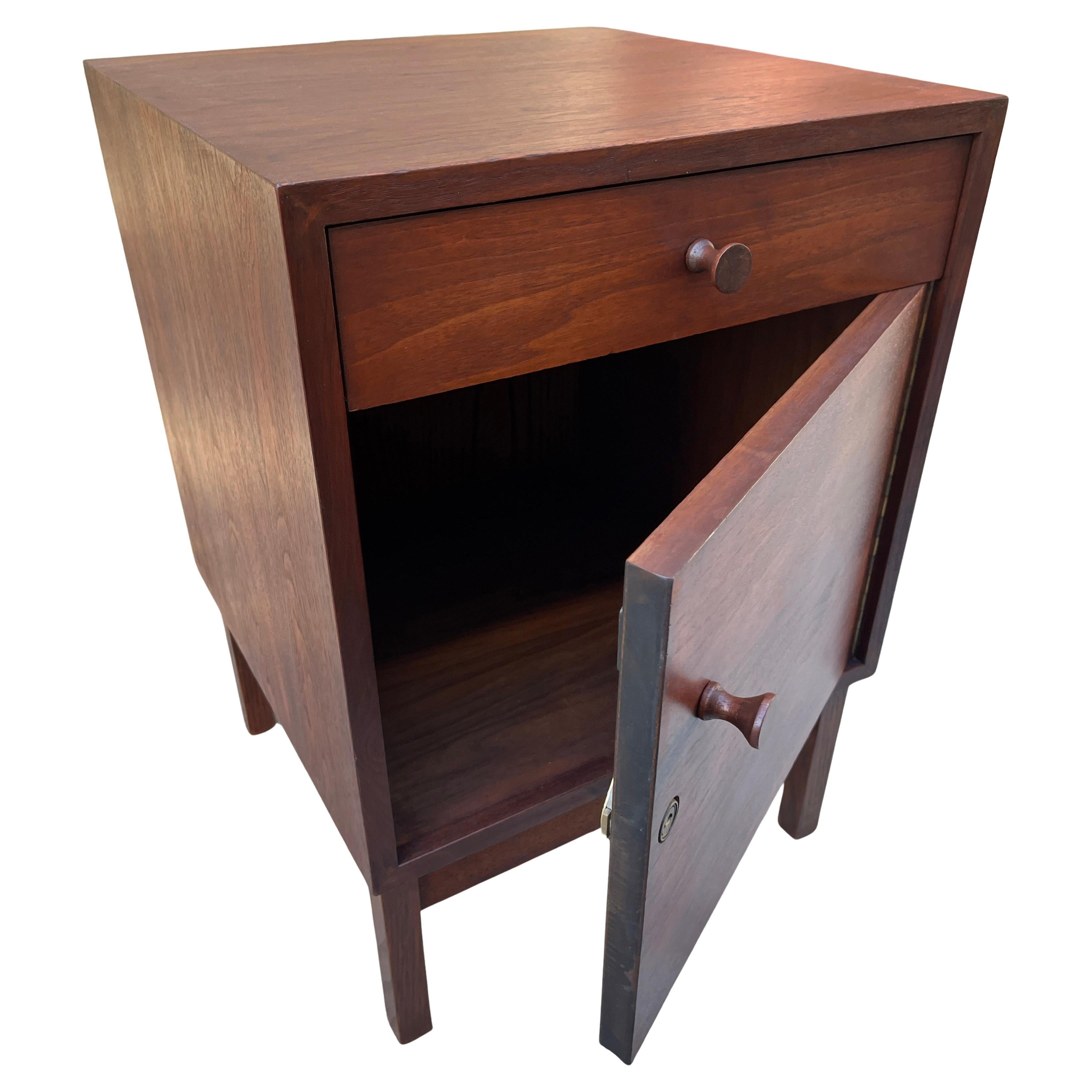 Hervorragender Midcentury Studio Crafted Night Stand des Künstlers Richard Artschwager im Zustand „Gut“ im Angebot in BROOKLYN, NY