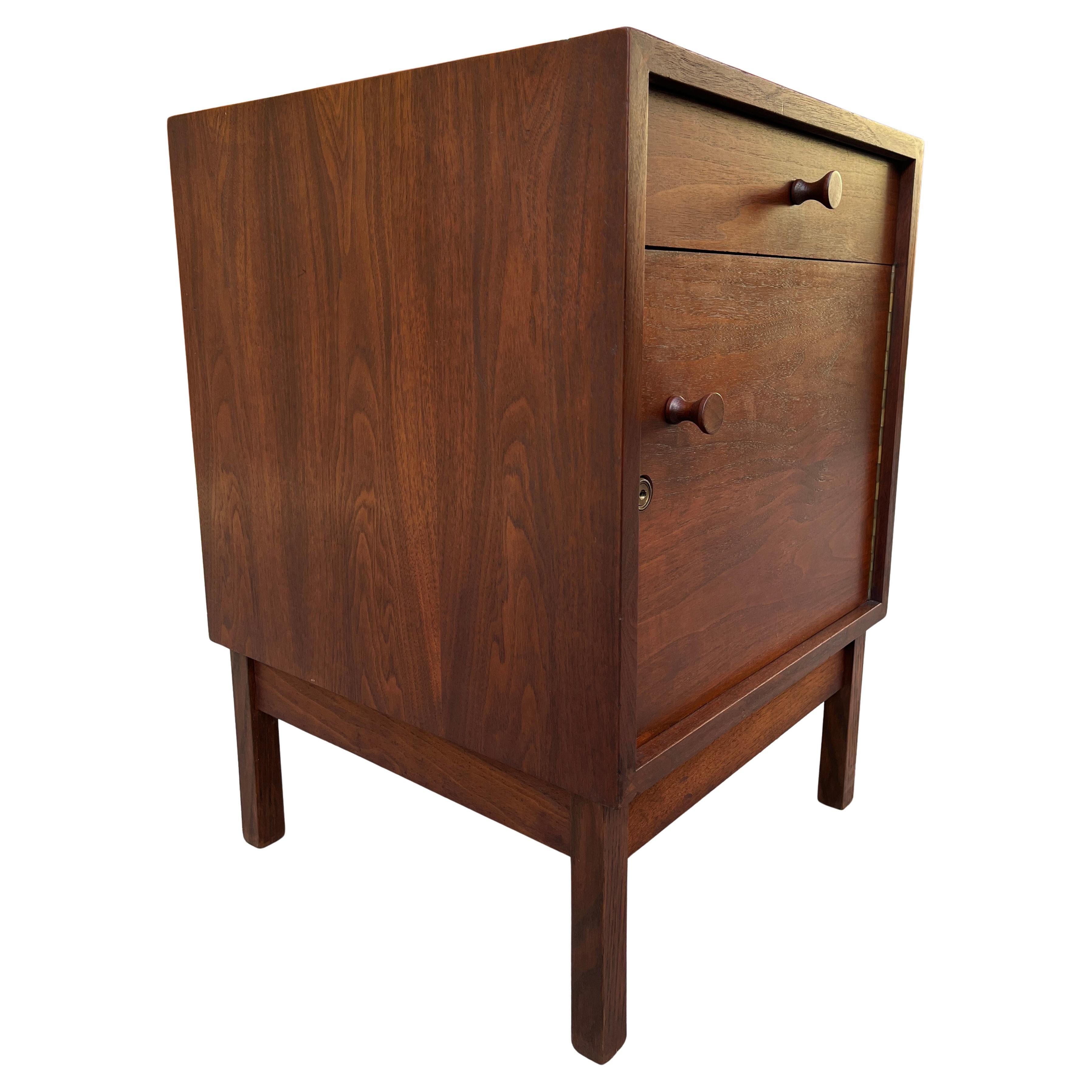Hervorragender Midcentury Studio Crafted Night Stand des Künstlers Richard Artschwager (20. Jahrhundert) im Angebot