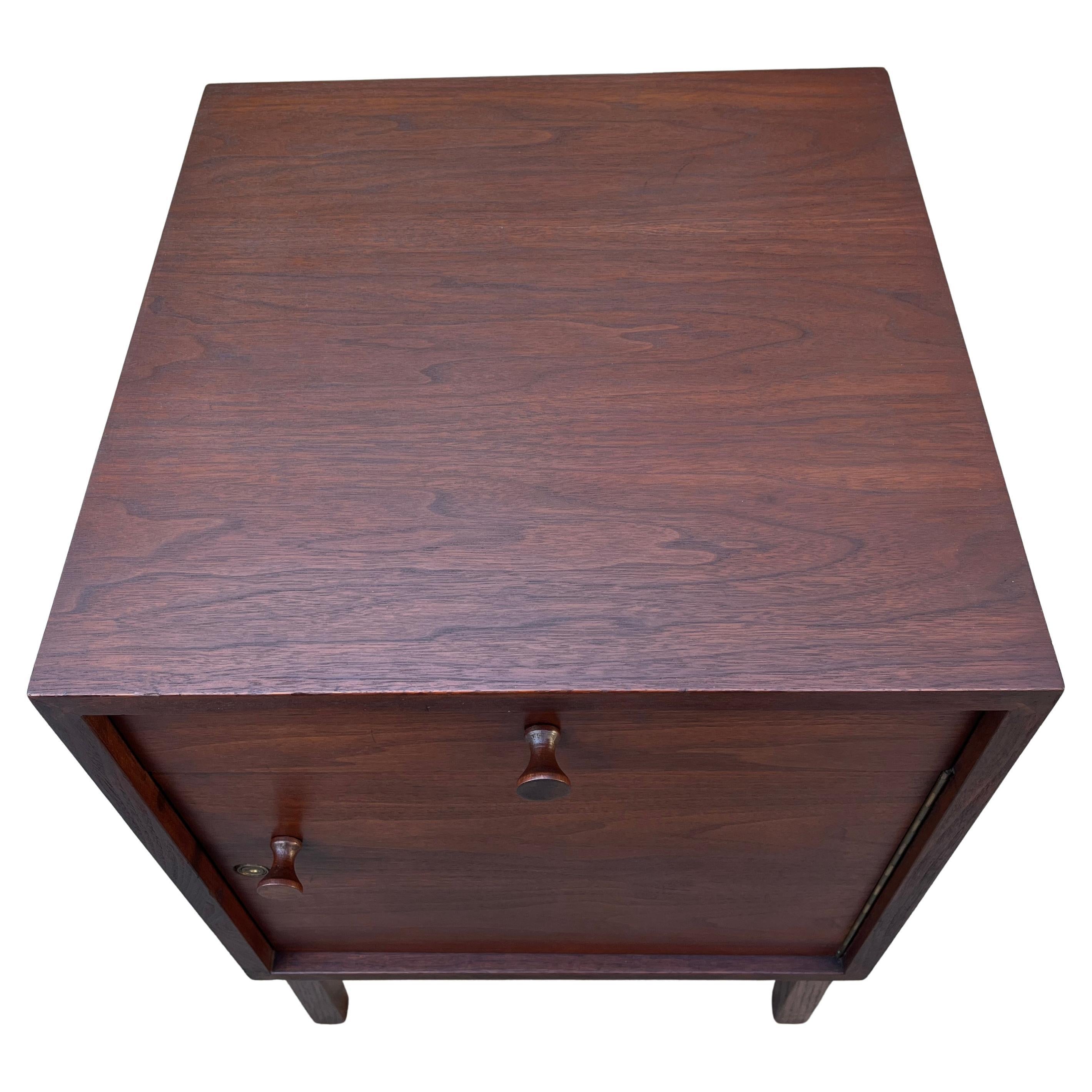 Hervorragender Midcentury Studio Crafted Night Stand des Künstlers Richard Artschwager (Walnuss) im Angebot