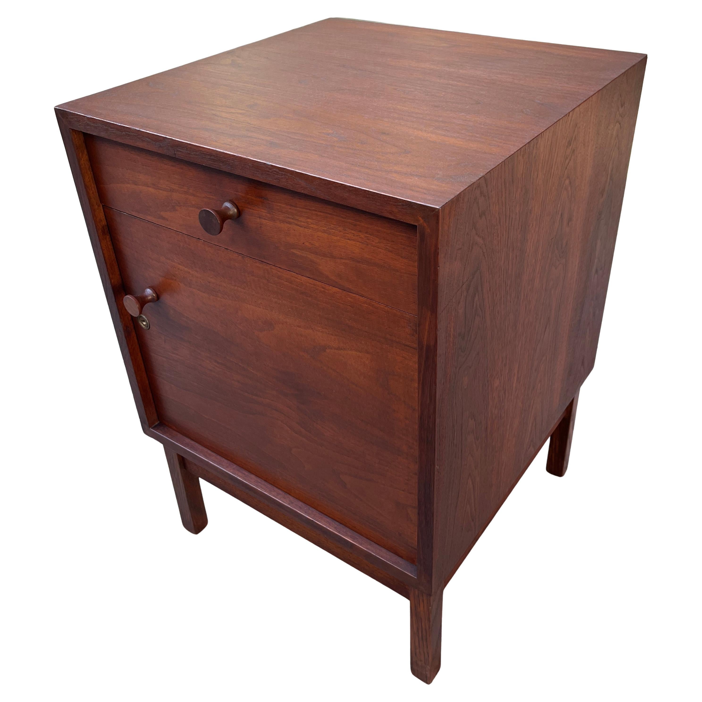 Hervorragender Midcentury Studio Crafted Night Stand des Künstlers Richard Artschwager im Angebot