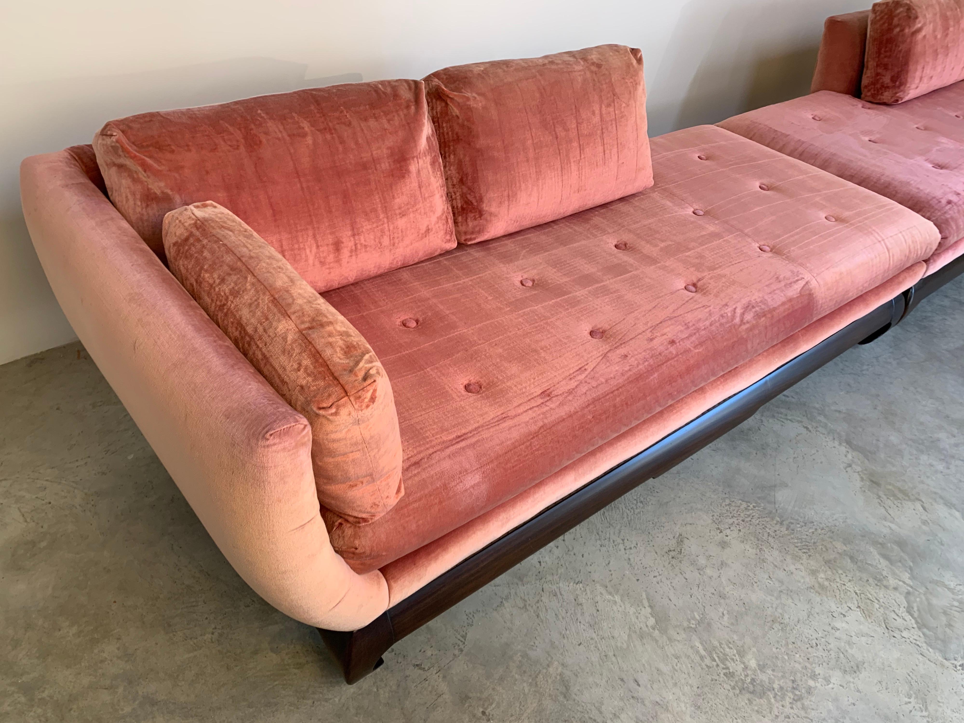 Superb Ming James Mont Style Scroll Sides Chow Leg Sectional Sofa In Good Condition In Southampton, NJ