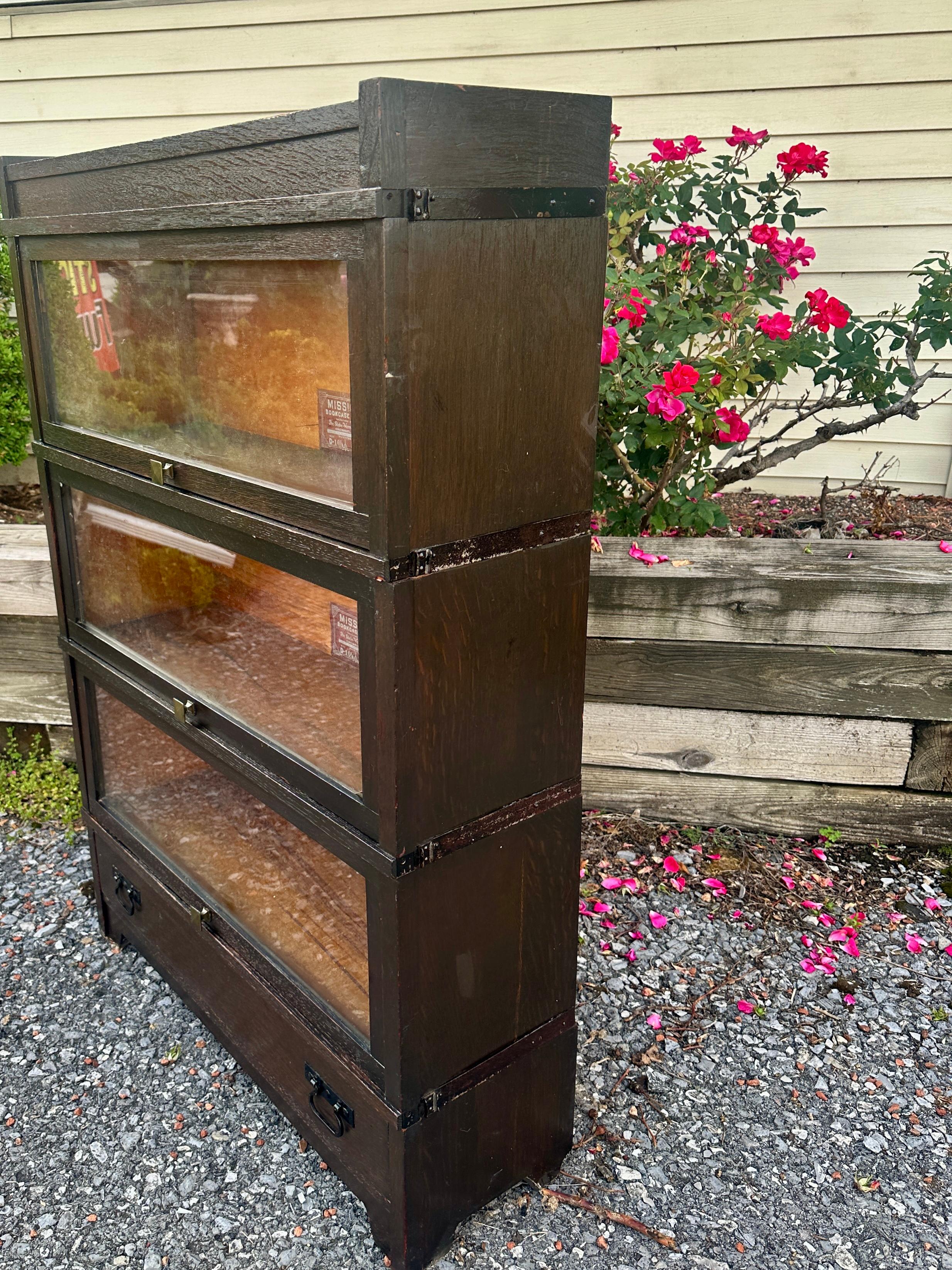 Americano SUPERB Mission Barrister Bookcase by Globe Warnicke - W2794 in vendita