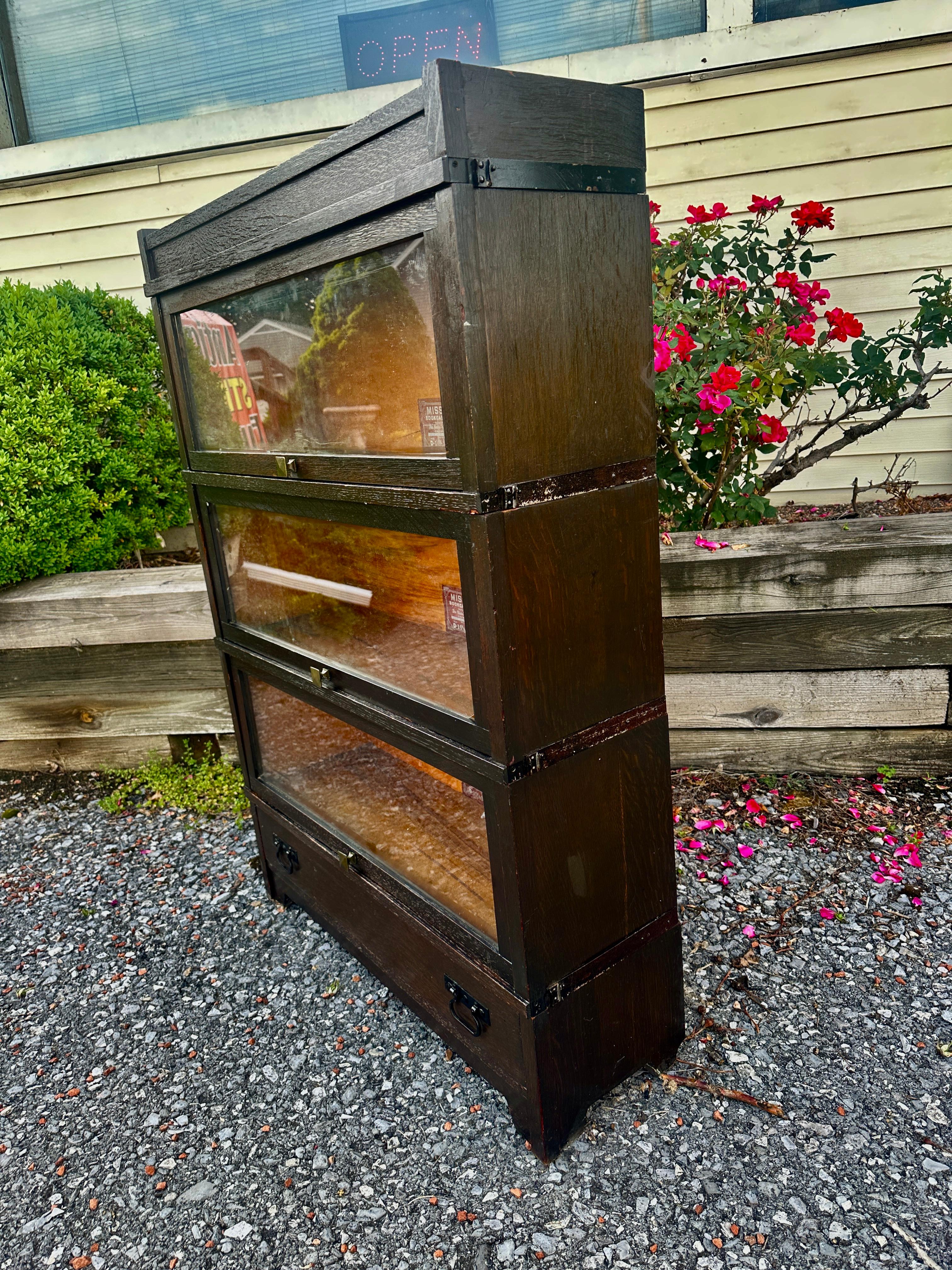 SUPERB Mission Barrister Bookcase by Globe Warnicke - W2794 In condizioni buone in vendita a Shamokin Dam, PA