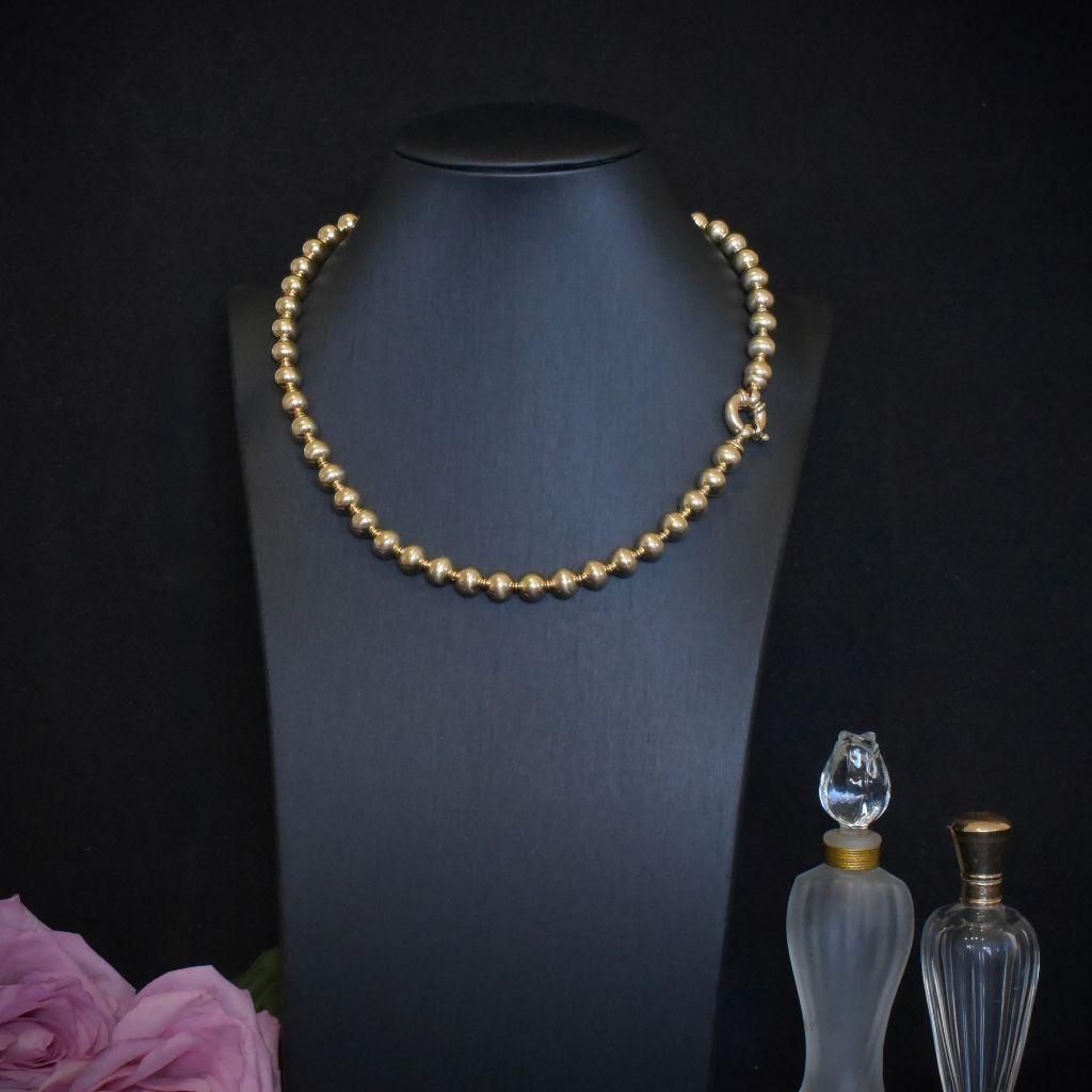 Elegamment intemporel, notre superbe collier moderne en or jaune 9ct à perles rondes allie élégance et design contemporain.

D'un poids somptueux de 44 grammes, ce collier remarquable met en valeur des perles rondes en or magnifiquement travaillées,