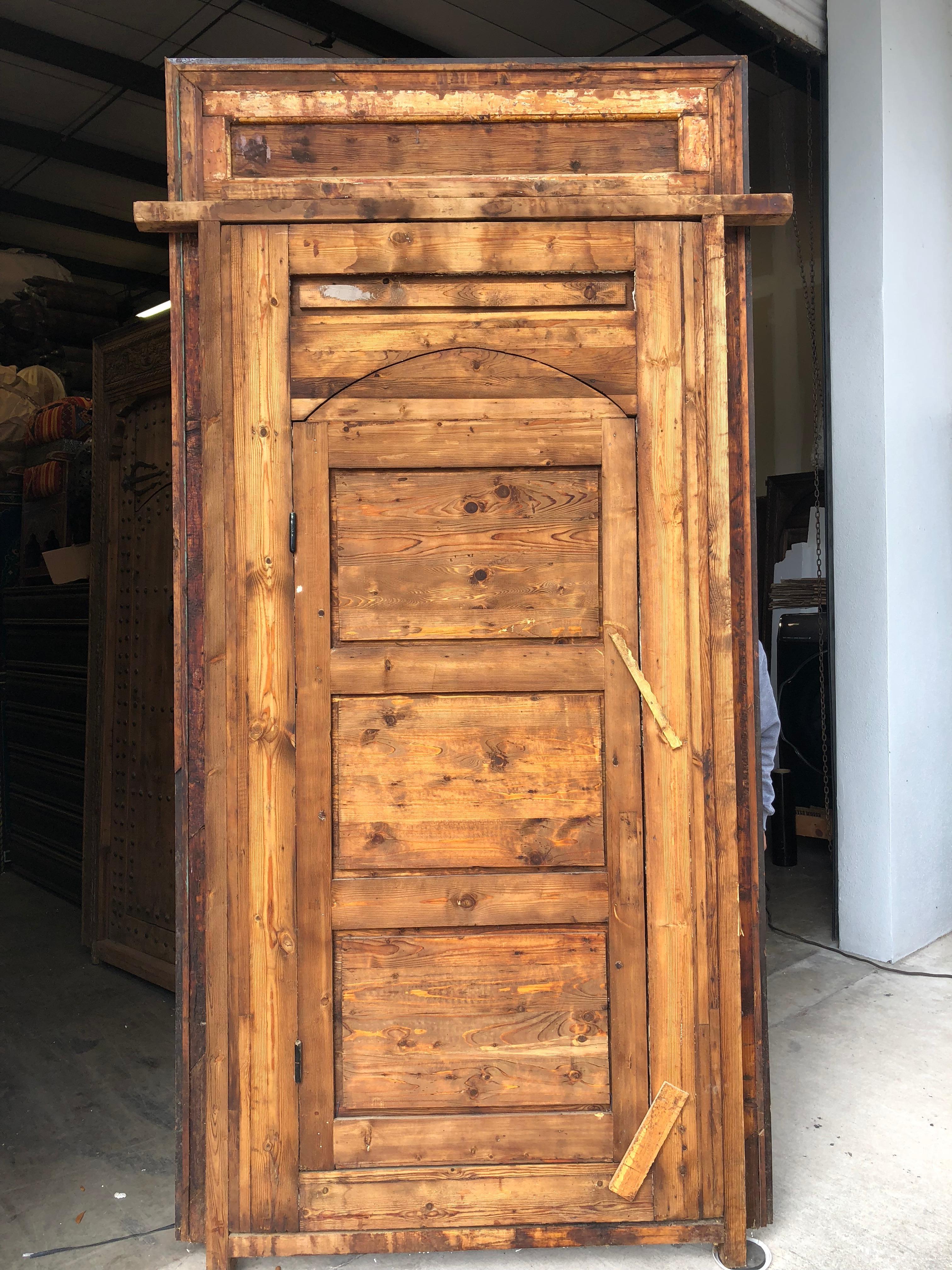 Marocain Superbe porte mauresque marocaine en bois sculpté à la main