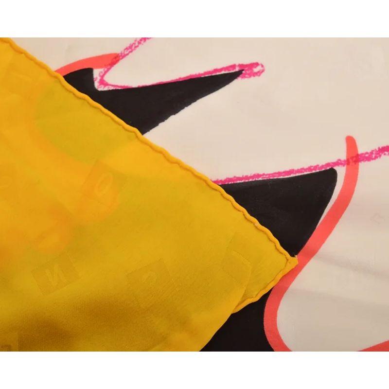 Superbe écharpe en jacquard de soie Moschino Vintage 1980's 'The Peace Goes On ! Foulard en jacquard de soie, représentant une colombe tenant un rameau d'olivier, dans un dessin au crayon de couleur et à l'aquarelle. 

Caractéristiques : 
Le slogan