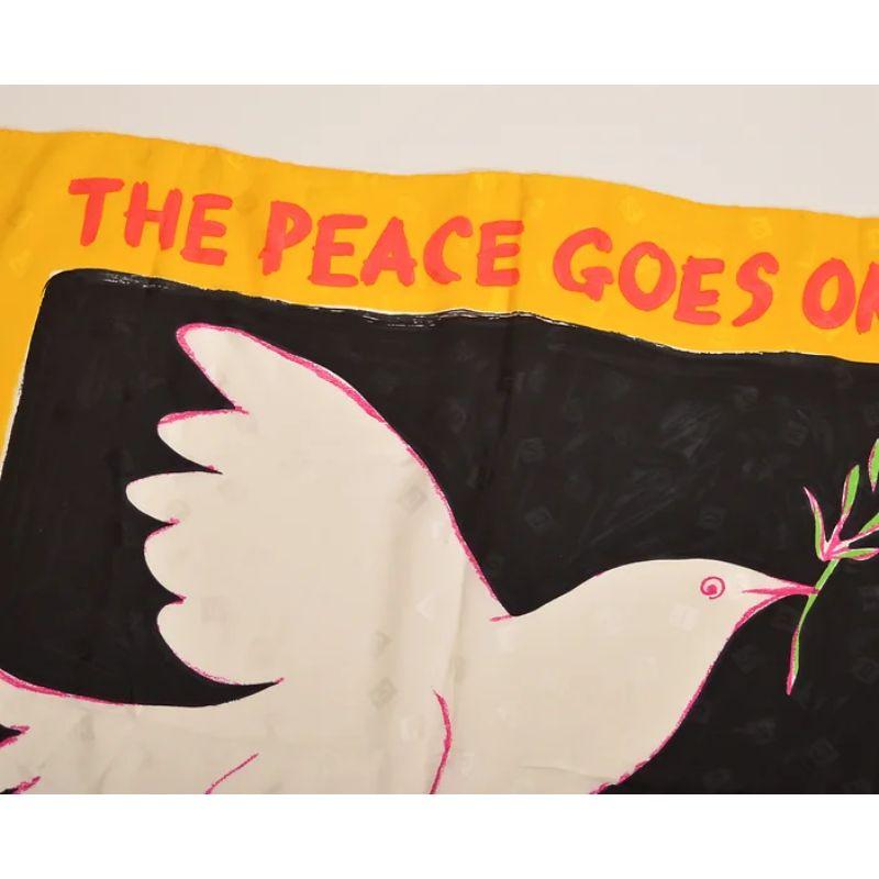 Superbe écharpe Moschino « The Peace Goes on! » vintage en soie colombe en vente 2