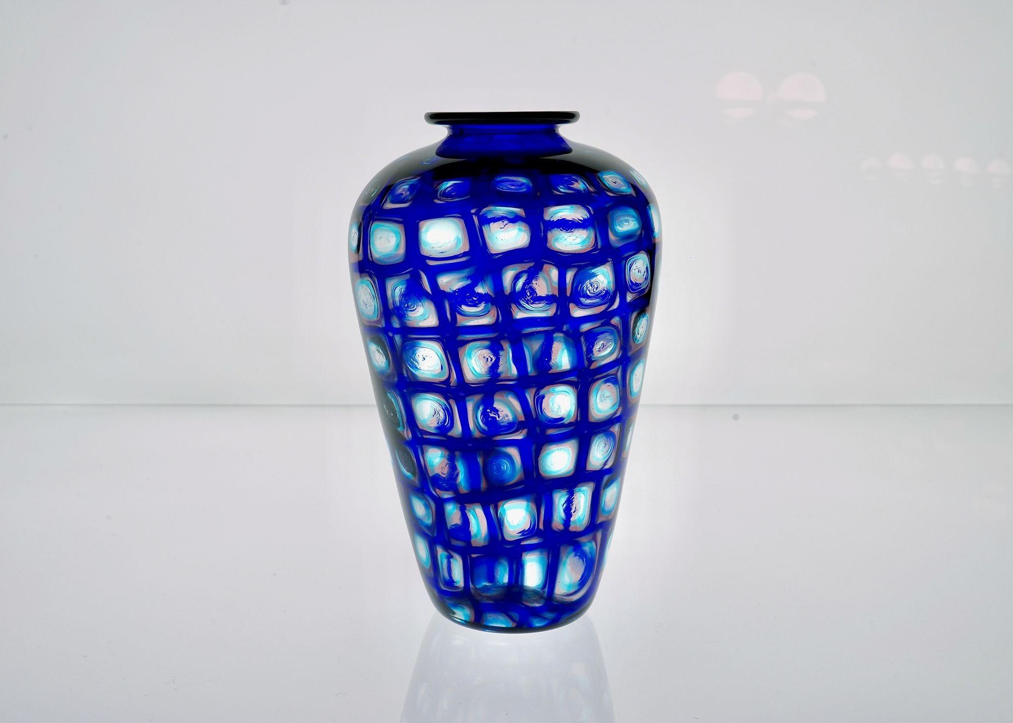 Superb Murano Vase, square cobalt murrine, with acquamarine and amethyst inside For Sale 5