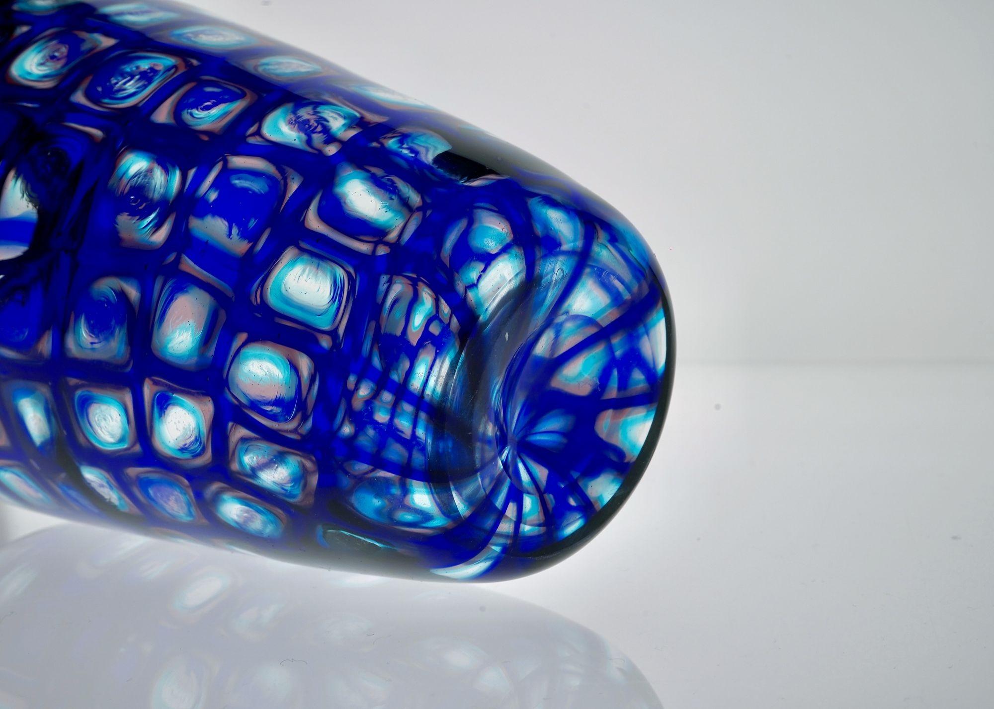 Superb Murano Vase, square cobalt murrine, with acquamarine and amethyst inside For Sale 6