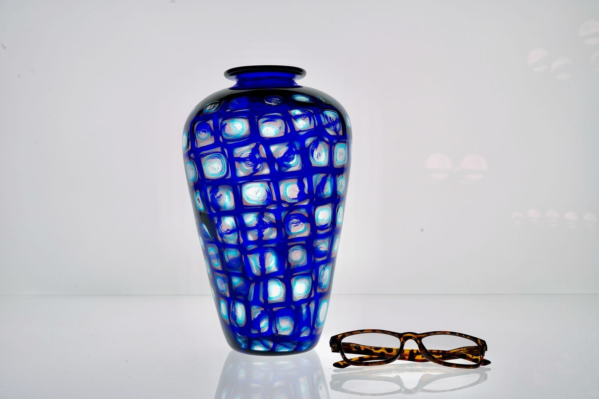 Superb Murano Vase, square cobalt murrine, with acquamarine and amethyst inside For Sale 7