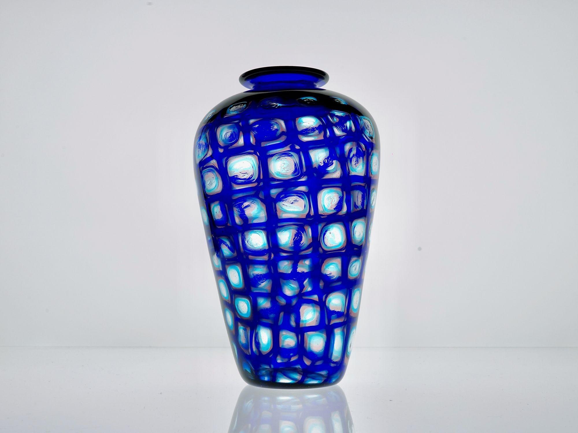 Superb Murano Vase, square cobalt murrine, with acquamarine and amethyst inside For Sale 2