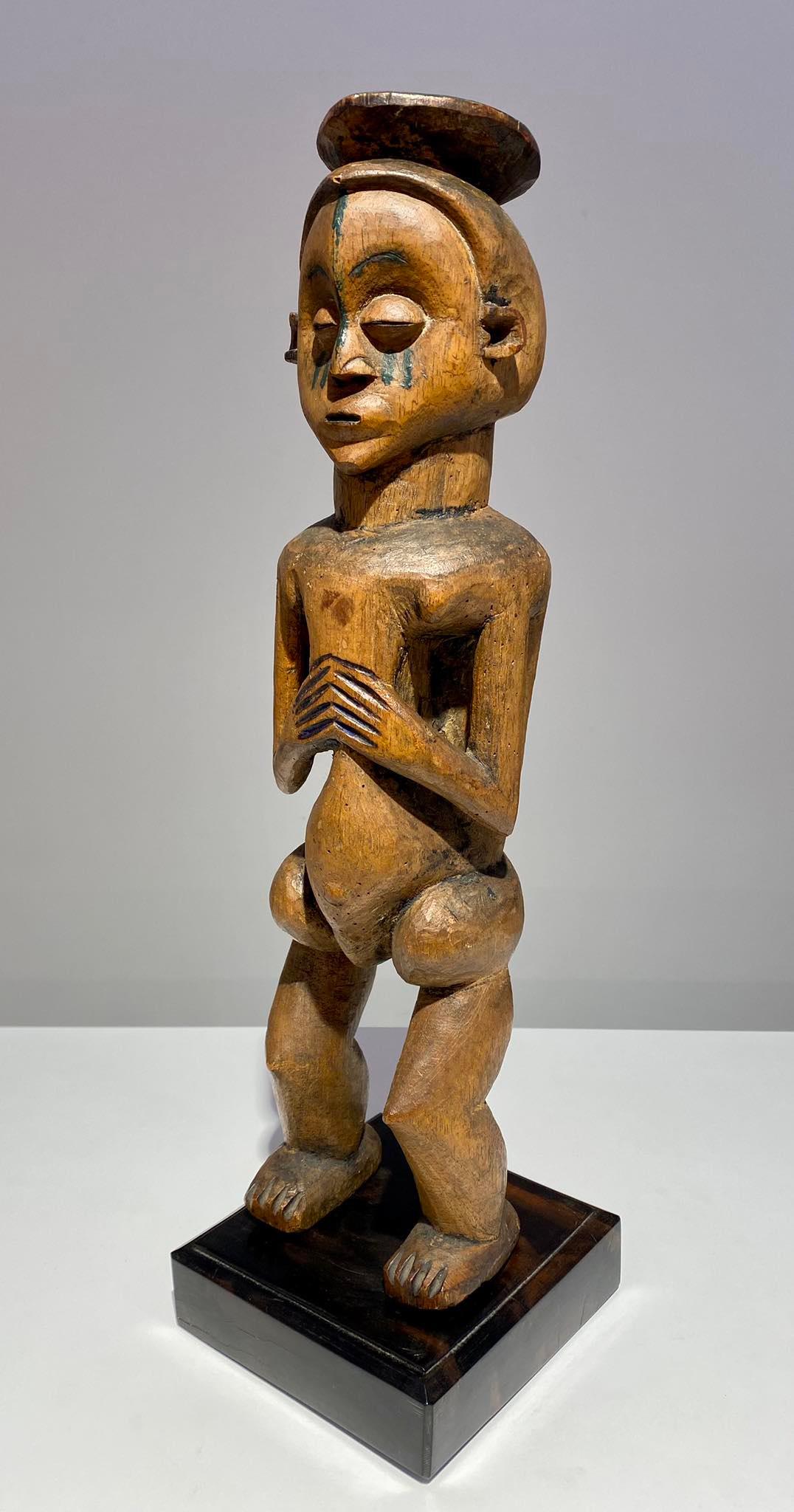 Superb museum quality Holo mvunzi wooden statue late 19th century Congo For Sale 7