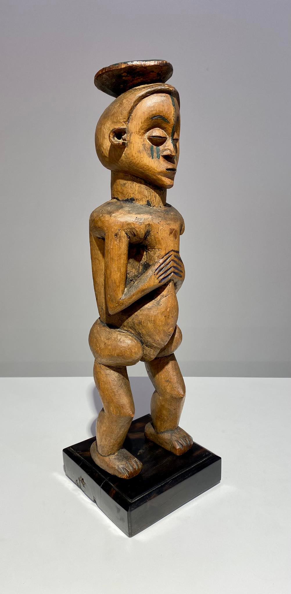 Superb and rare museum quality Holo mvunzi wooden statue late 19th/early 20 th century DR Congo / Angola

For sale at Art Gallery Decoster Belgium

Tribe : Holo
Country DR Congo border with Angola
Length : 46 cm
Traces of bleu and green