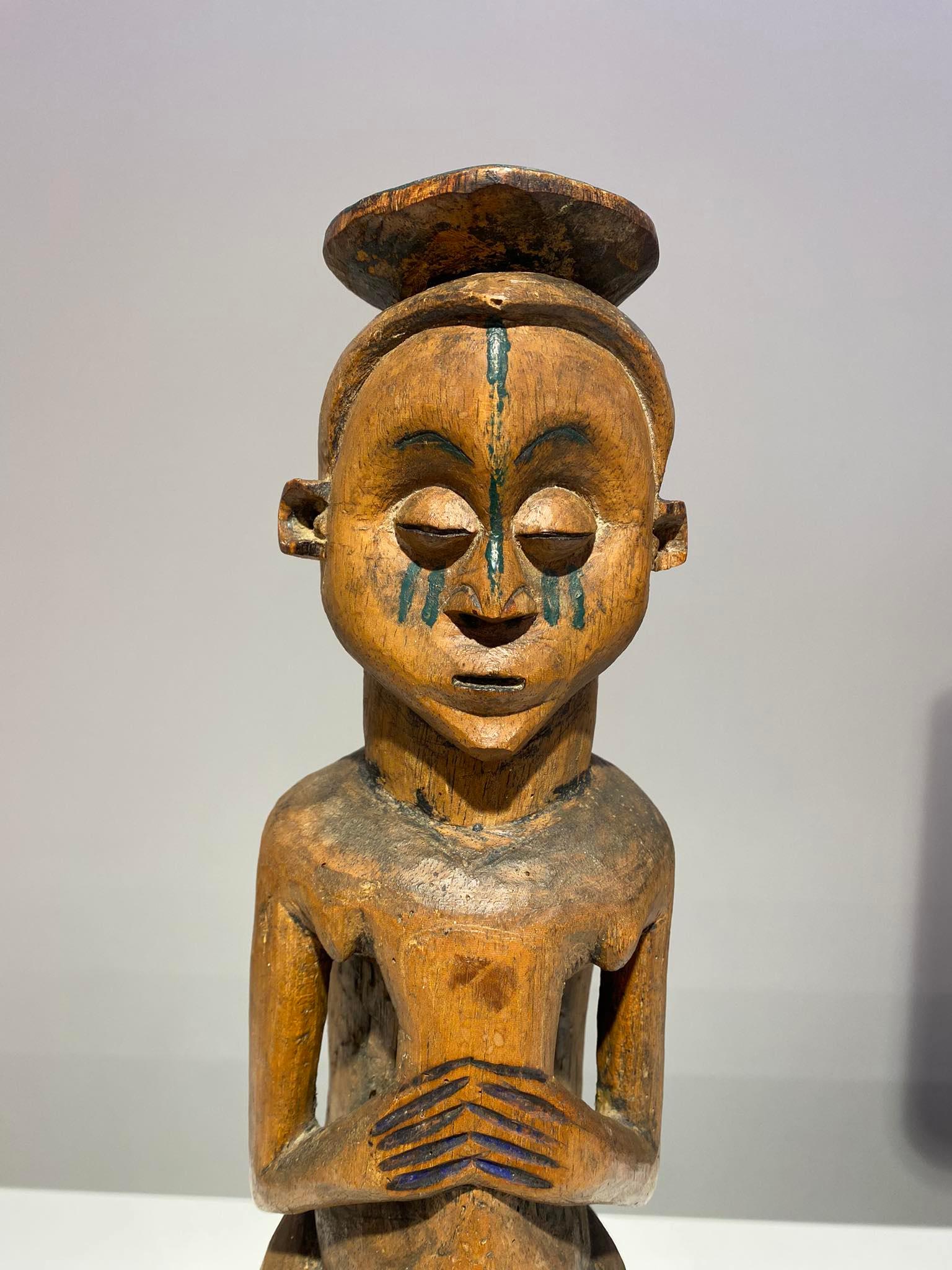 Superb museum quality Holo mvunzi wooden statue late 19th century Congo In Excellent Condition For Sale In Leuven, BE