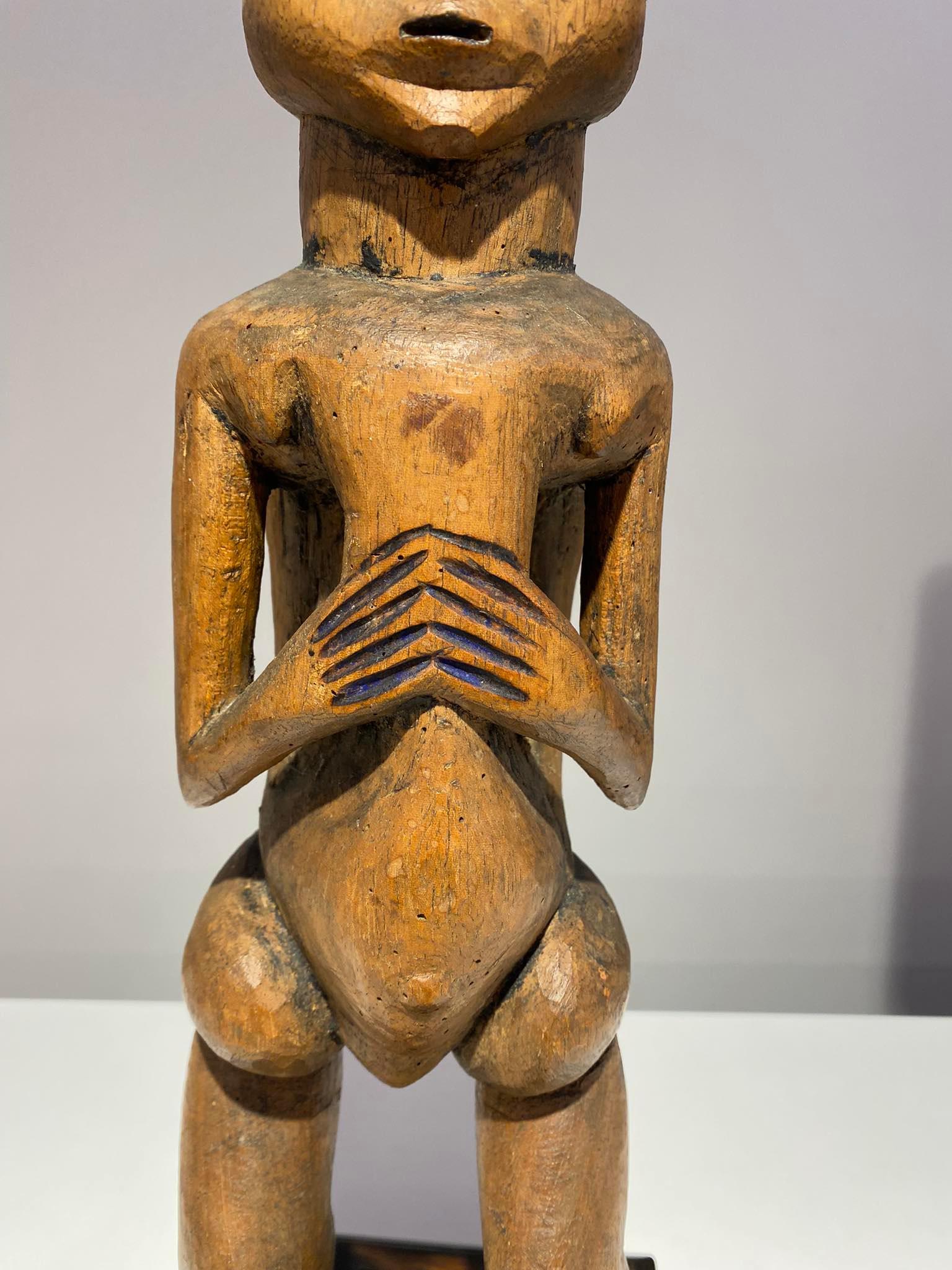 Superba statua in legno Holo mvunzi di qualità museale della fine del XIX secolo in Congo in vendita 1