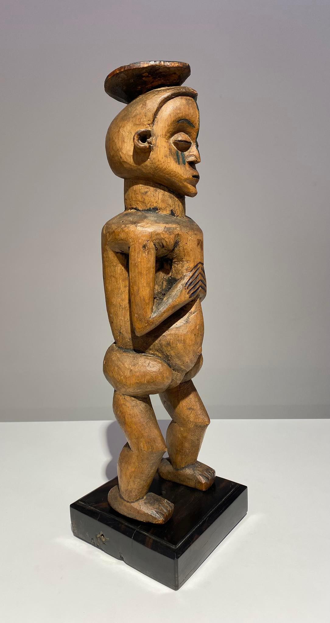 Superb museum quality Holo mvunzi wooden statue late 19th century Congo For Sale 1
