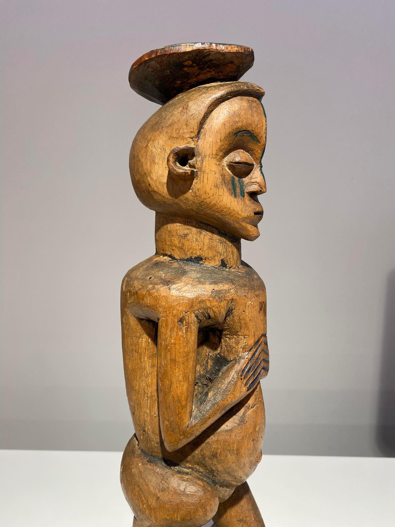 Hervorragende Museumsqualität Holo mvunzi Holzstatue spätes 19. Jahrhundert Kongo im Angebot 4
