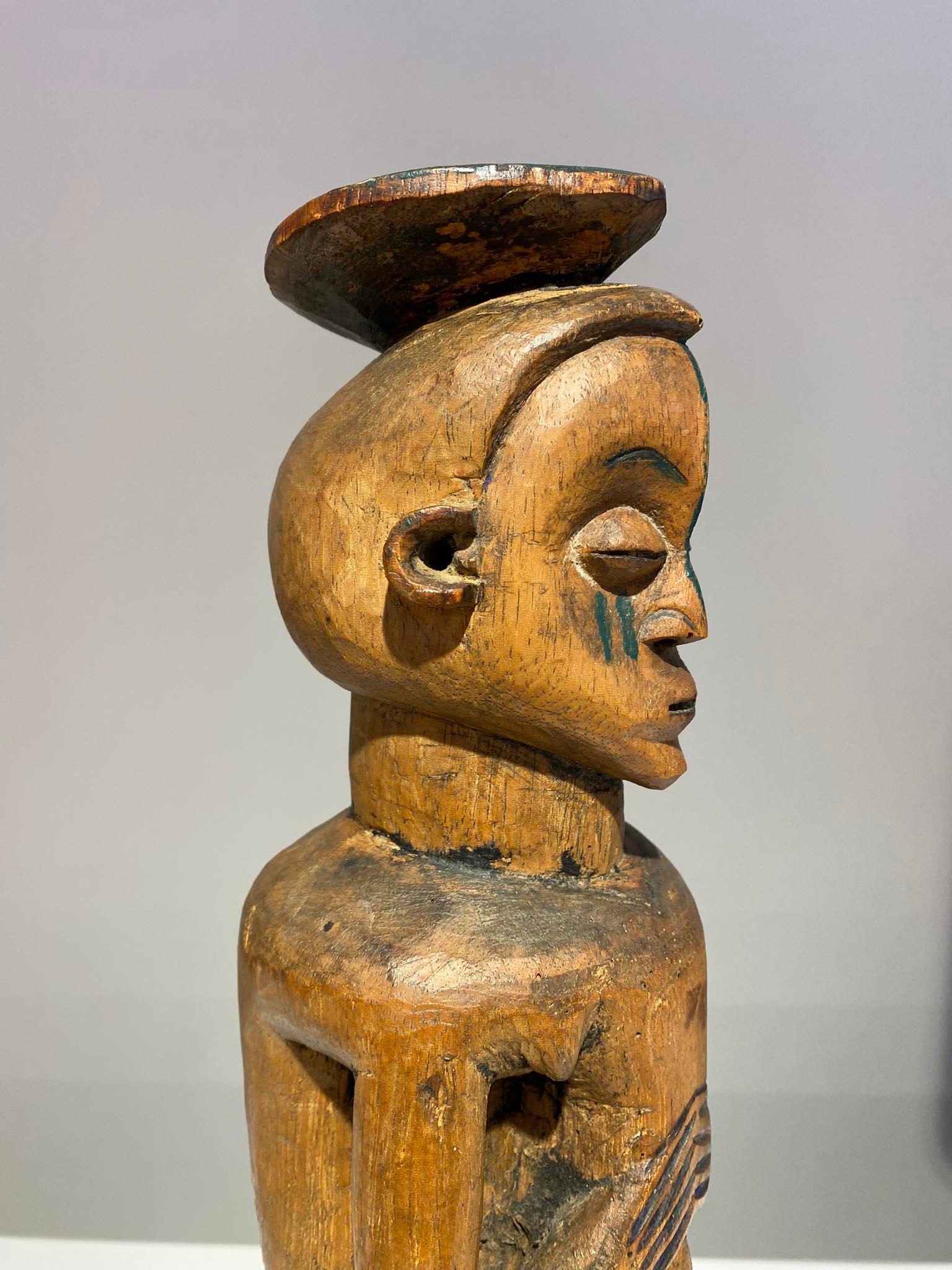 Hervorragende Museumsqualität Holo mvunzi Holzstatue spätes 19. Jahrhundert Kongo im Angebot 5