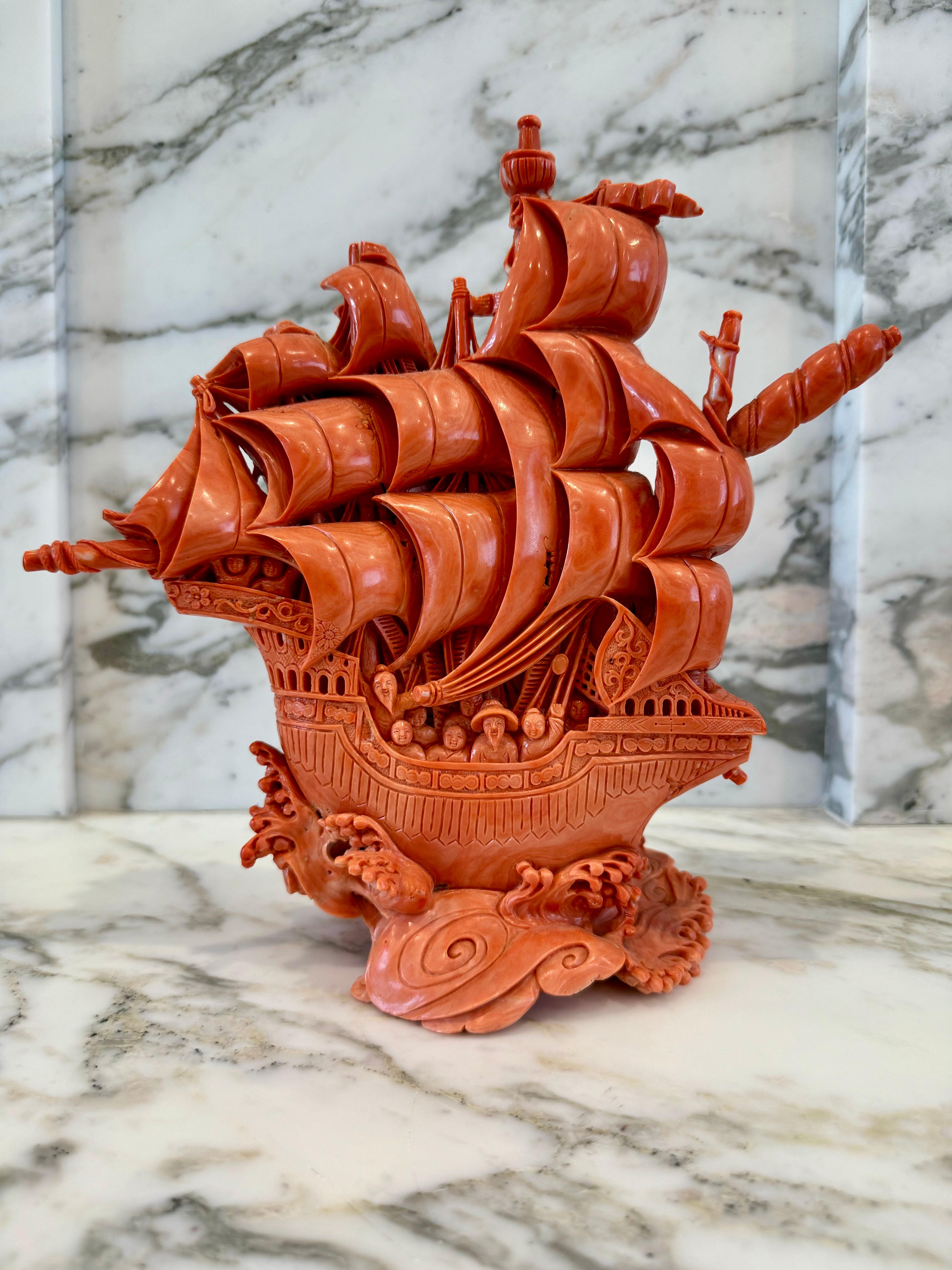 Superbe navire en corail chinois sculpté de la fin du XIXe siècle, de qualité muséale. Chef-d'œuvre époustouflant de l'artisanat de la dynastie Qing, ce bateau chinois en corail sculpté de la fin du XIXe siècle est une œuvre d'art extraordinaire.