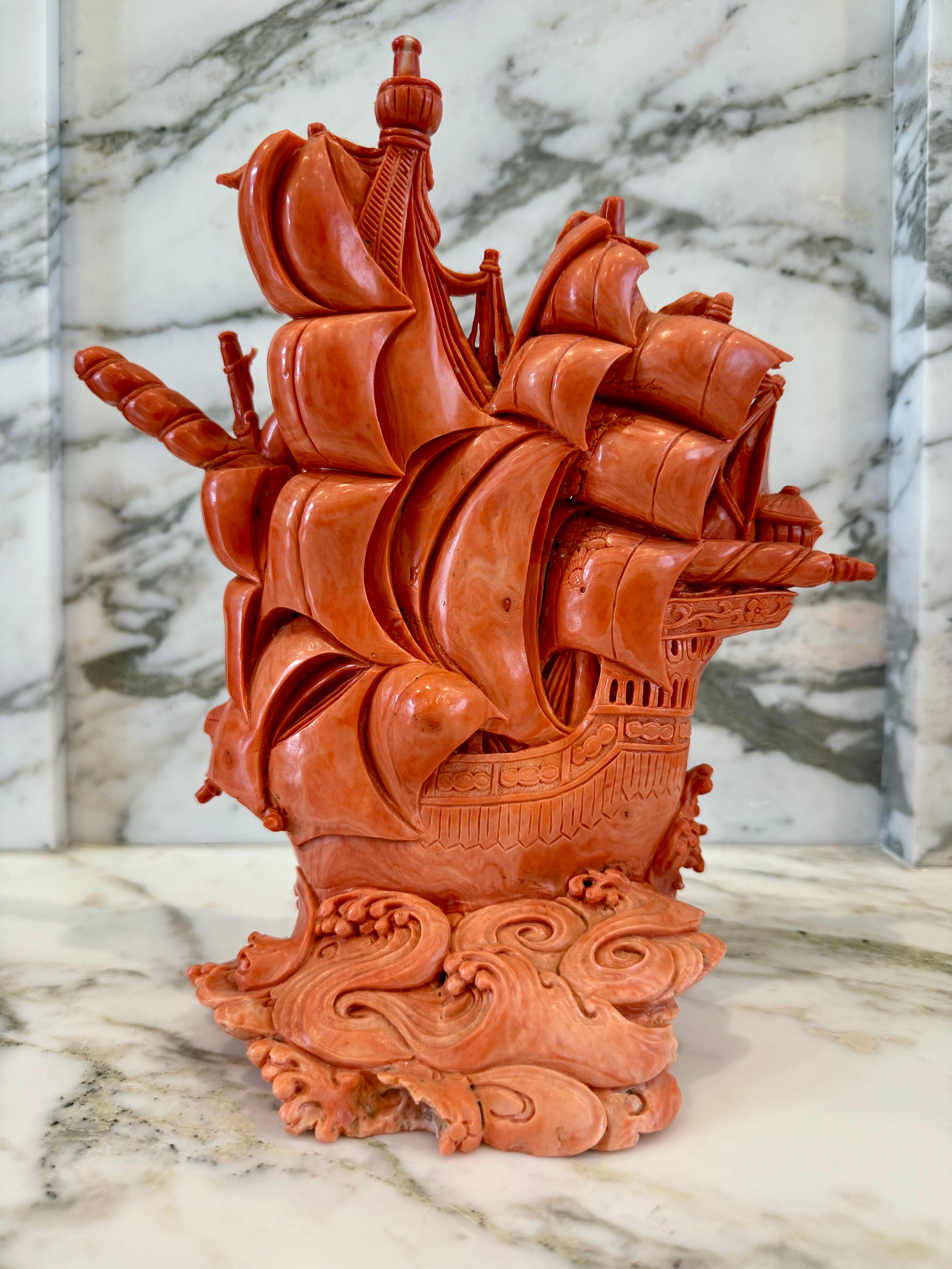 Superbe navire chinois sculpté en corail de la fin du 19e siècle de qualité muséale Excellent état - En vente à Great Neck Plaza, NY