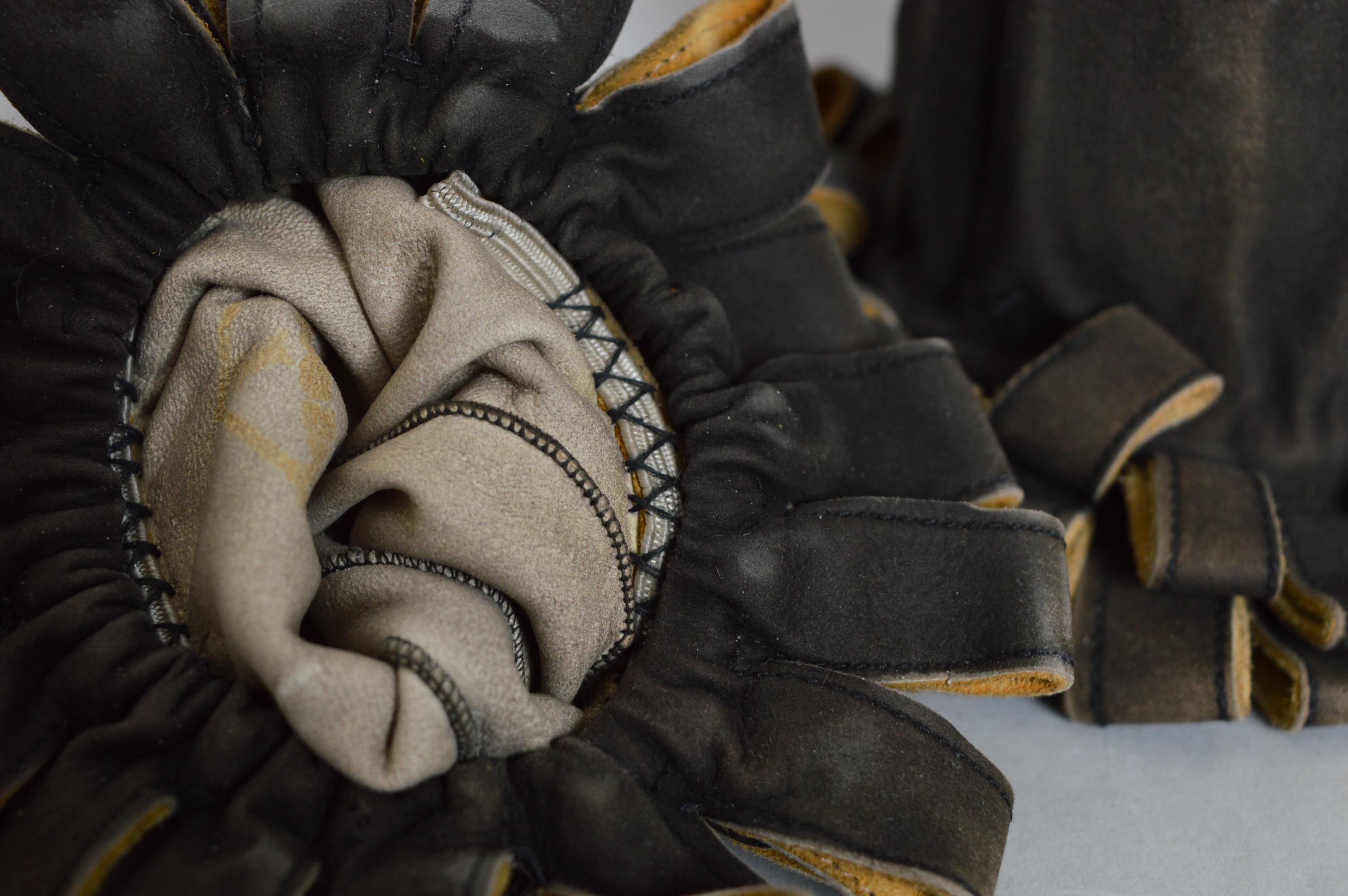 Superb Museum Worthy HERMÈS Ruff Wrist Cuff Leather Gloves - Circa 1930 For Sale 12