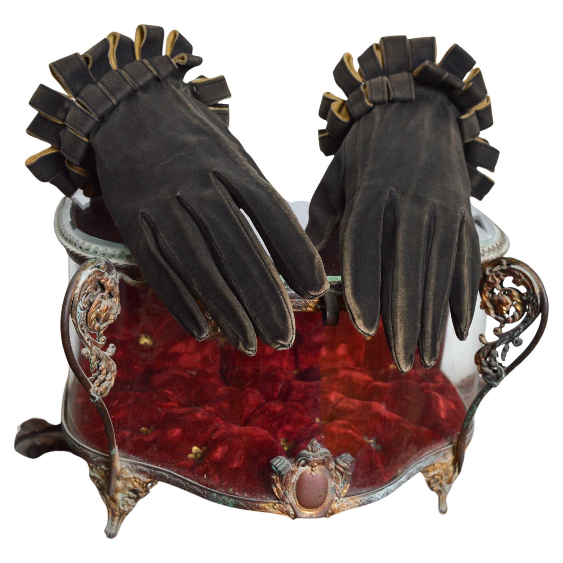 
Superb, Rare Hermès Gloves crafted from Suede featuring the most unusual ruff style wrist cuff detailing. Circa 1920/1930. The Hermes losange shape ‘caduceus’ logo is stamped inside.
Similar pairs can be found in the New York Metropolitan Museum of