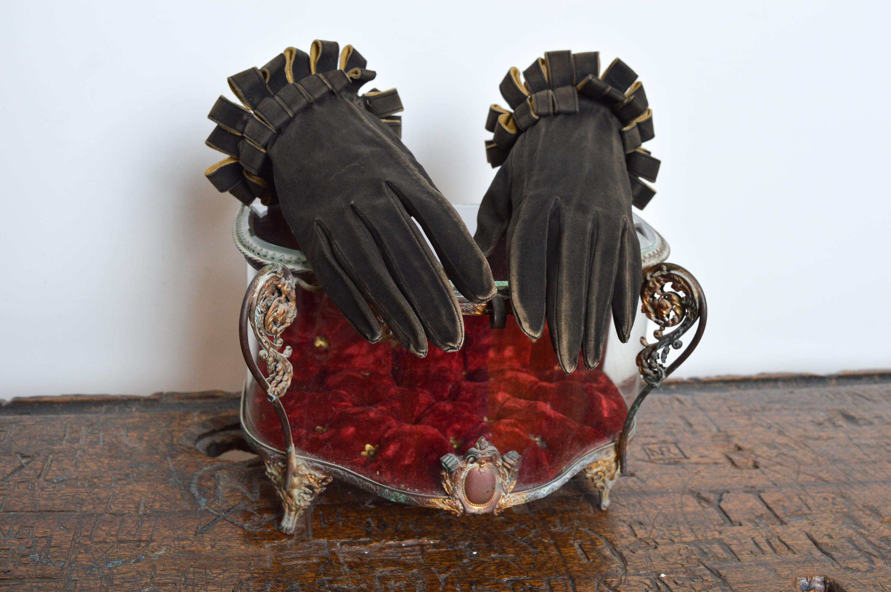 Black Superb Museum Worthy HERMÈS Ruff Wrist Cuff Leather Gloves - Circa 1930 For Sale